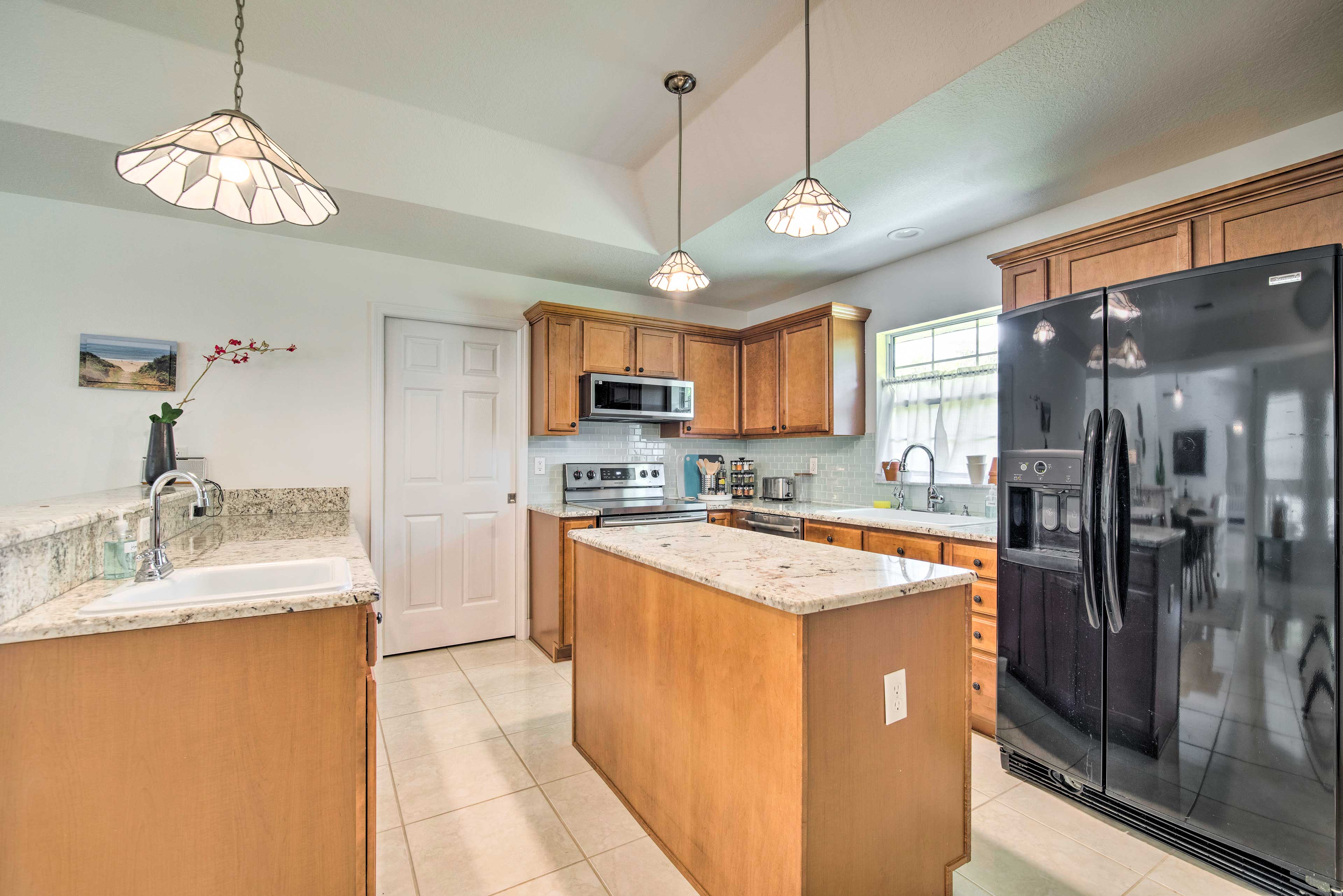 Kitchen | Fully Equipped | Coffee Maker | Toaster | Crockpot | Ice Maker