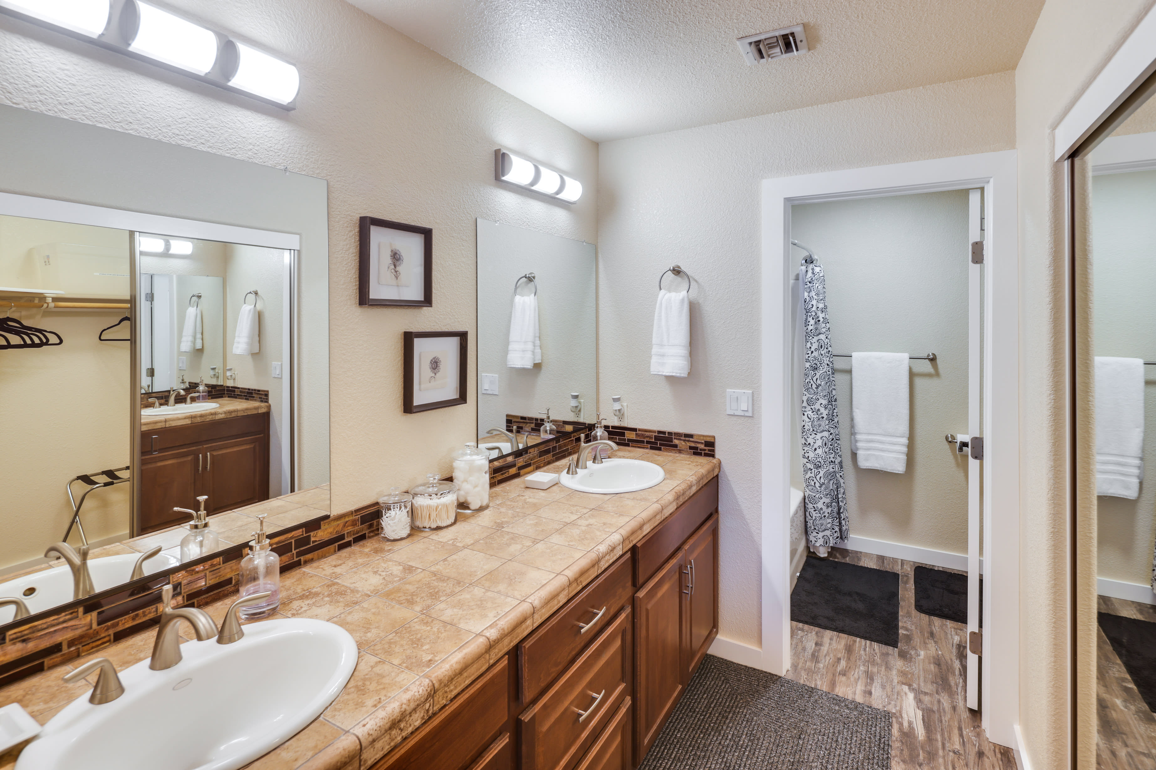 Full Bathroom | Towels Provided | Complimentary Toiletries