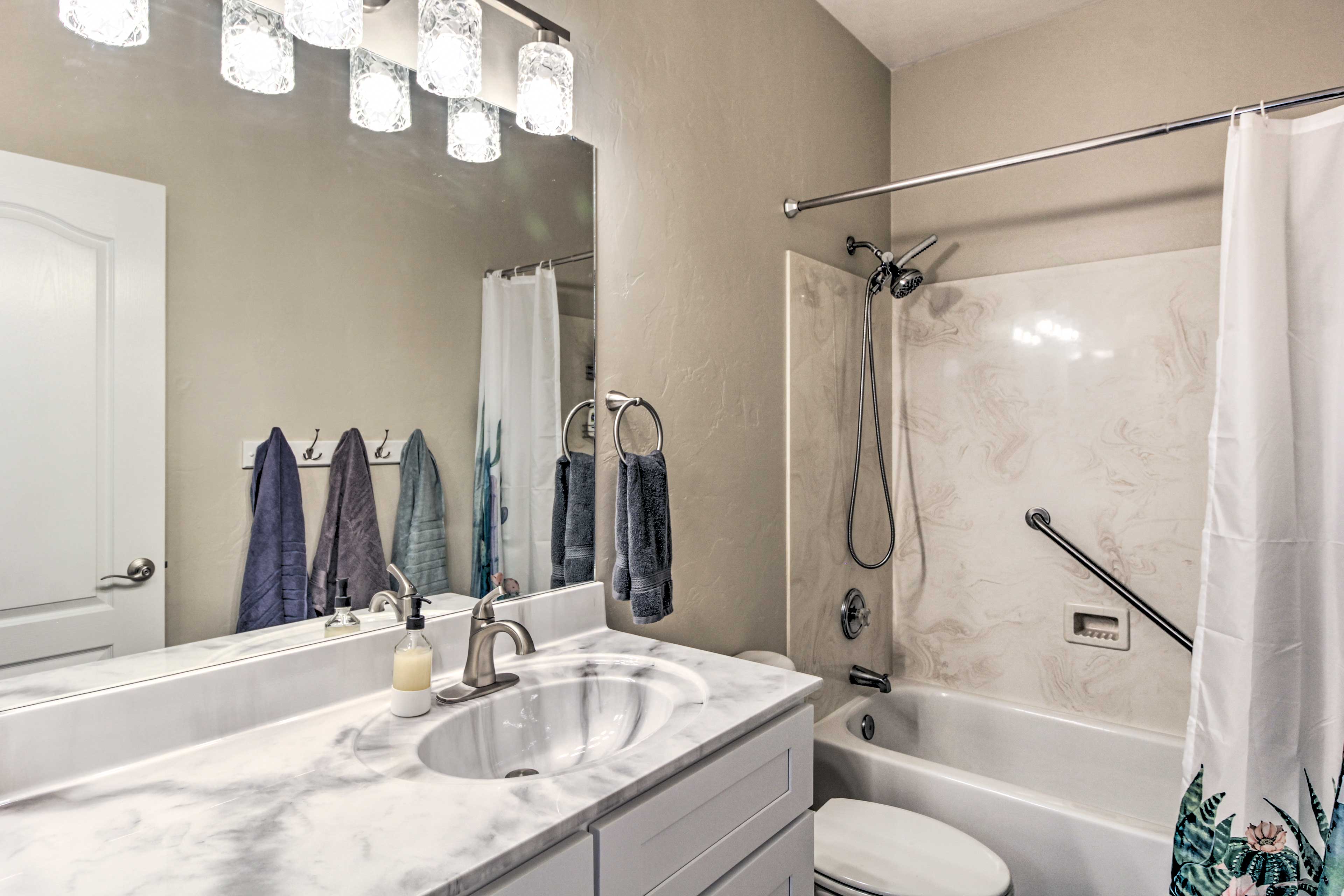 Full Bathroom | Complimentary Toiletries