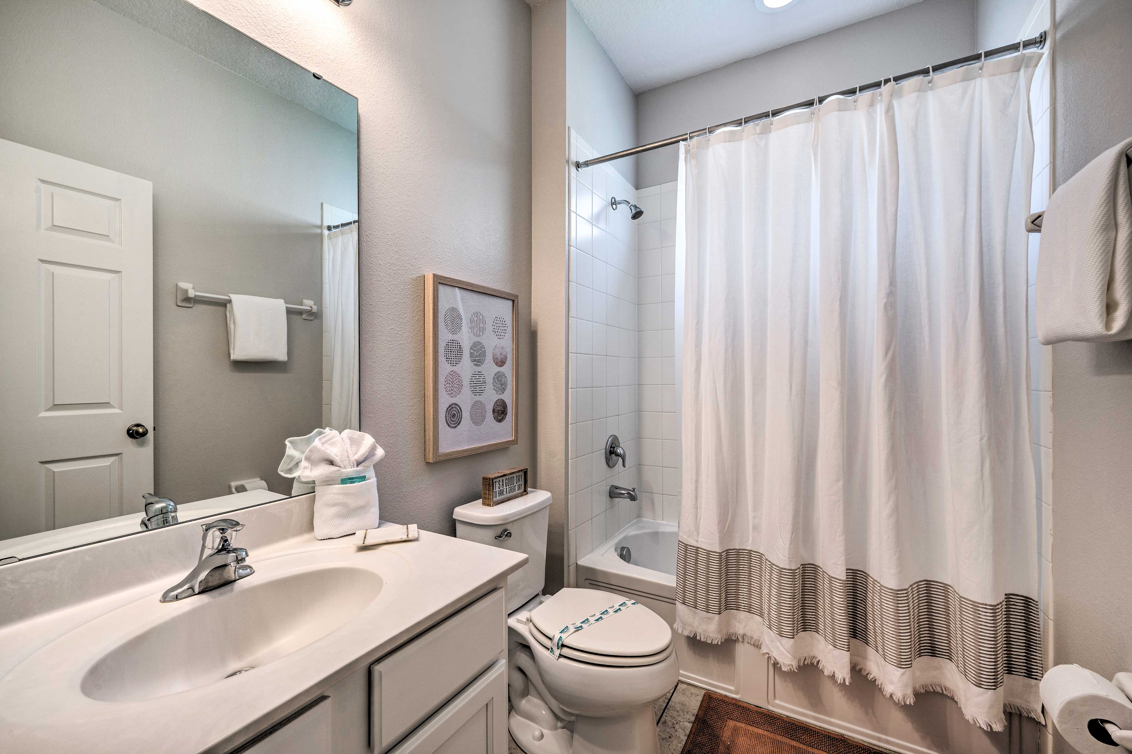 Full Bathroom | 1st Floor | Complimentary Toiletries | Towels Provided