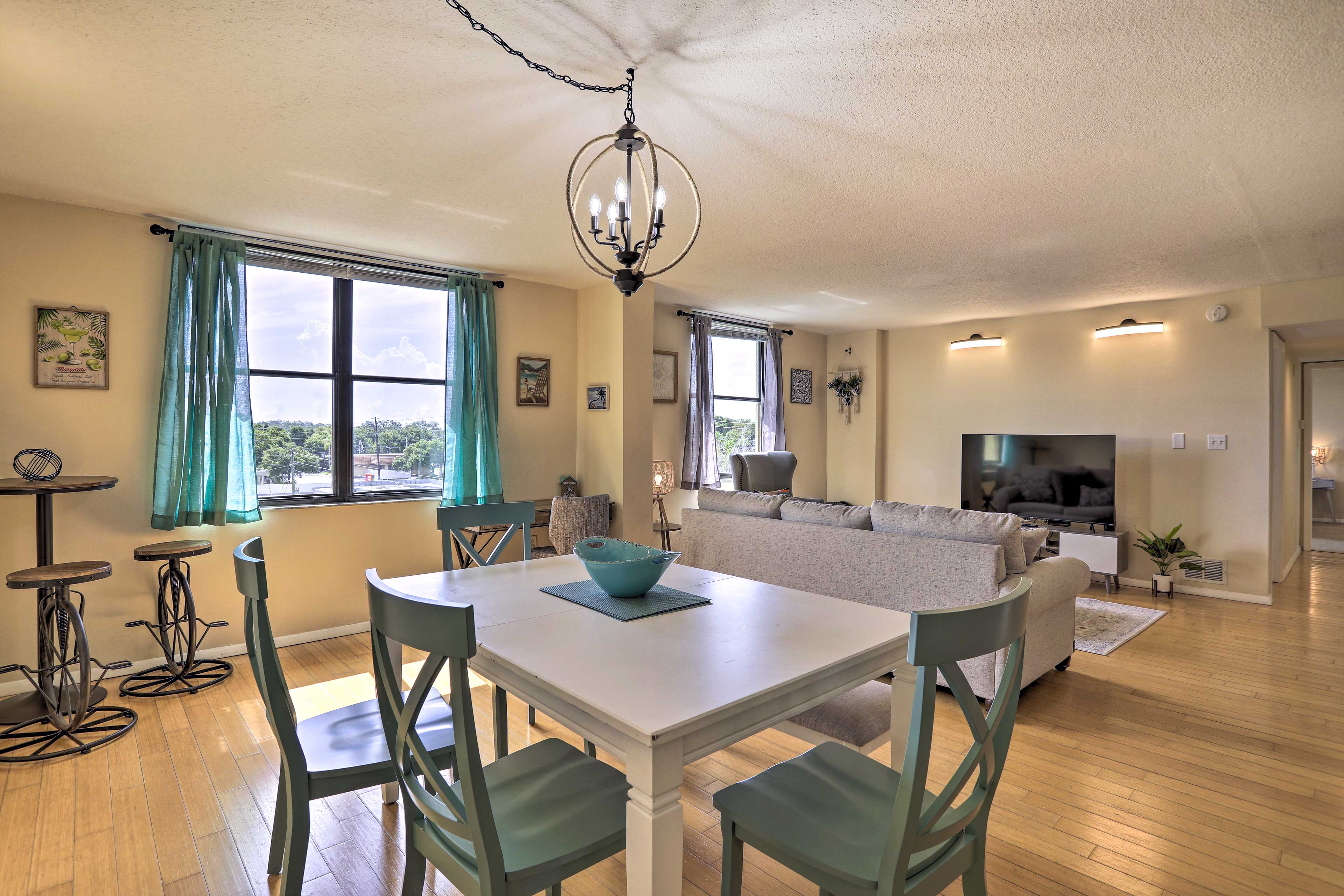 Dining Area | Dishware/Flatware