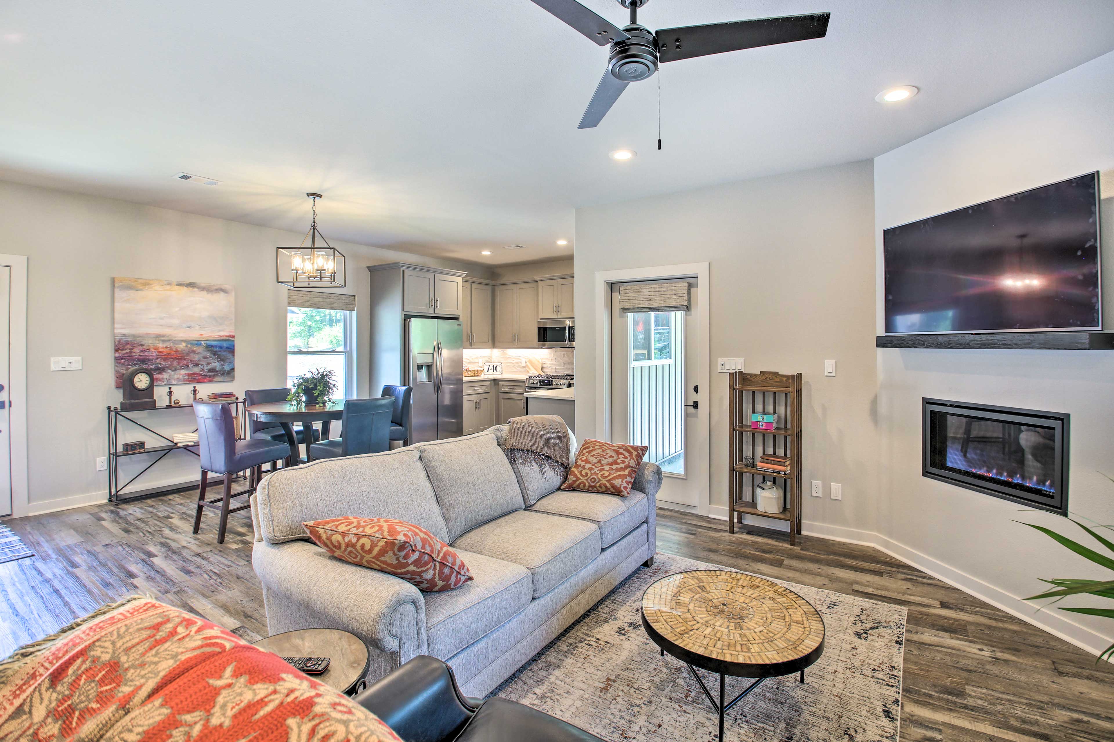 Living Room | Smart TV | Fireplace | Central A/C