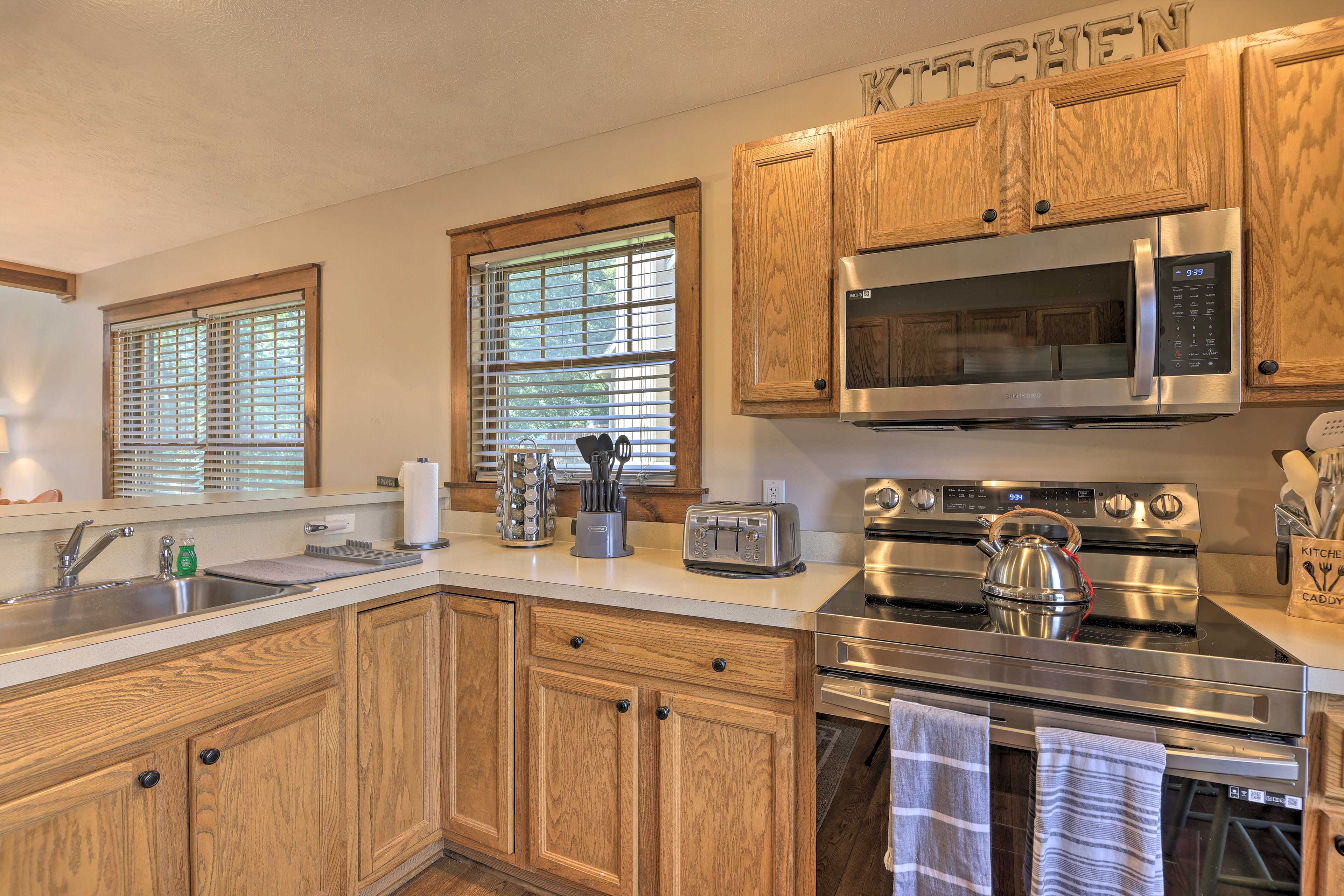 Kitchen | Equipped w/ Cooking Essentials | Breakfast Table