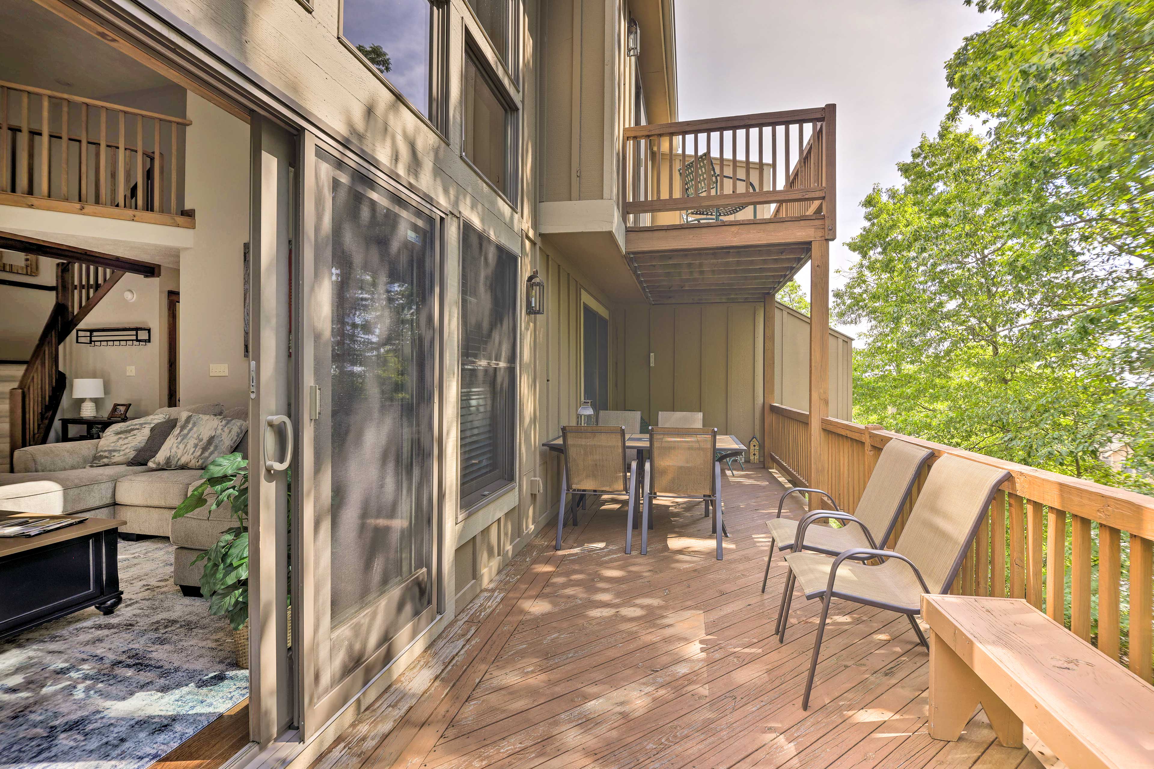 Deck | Outdoor Dining Area | Gas Grill