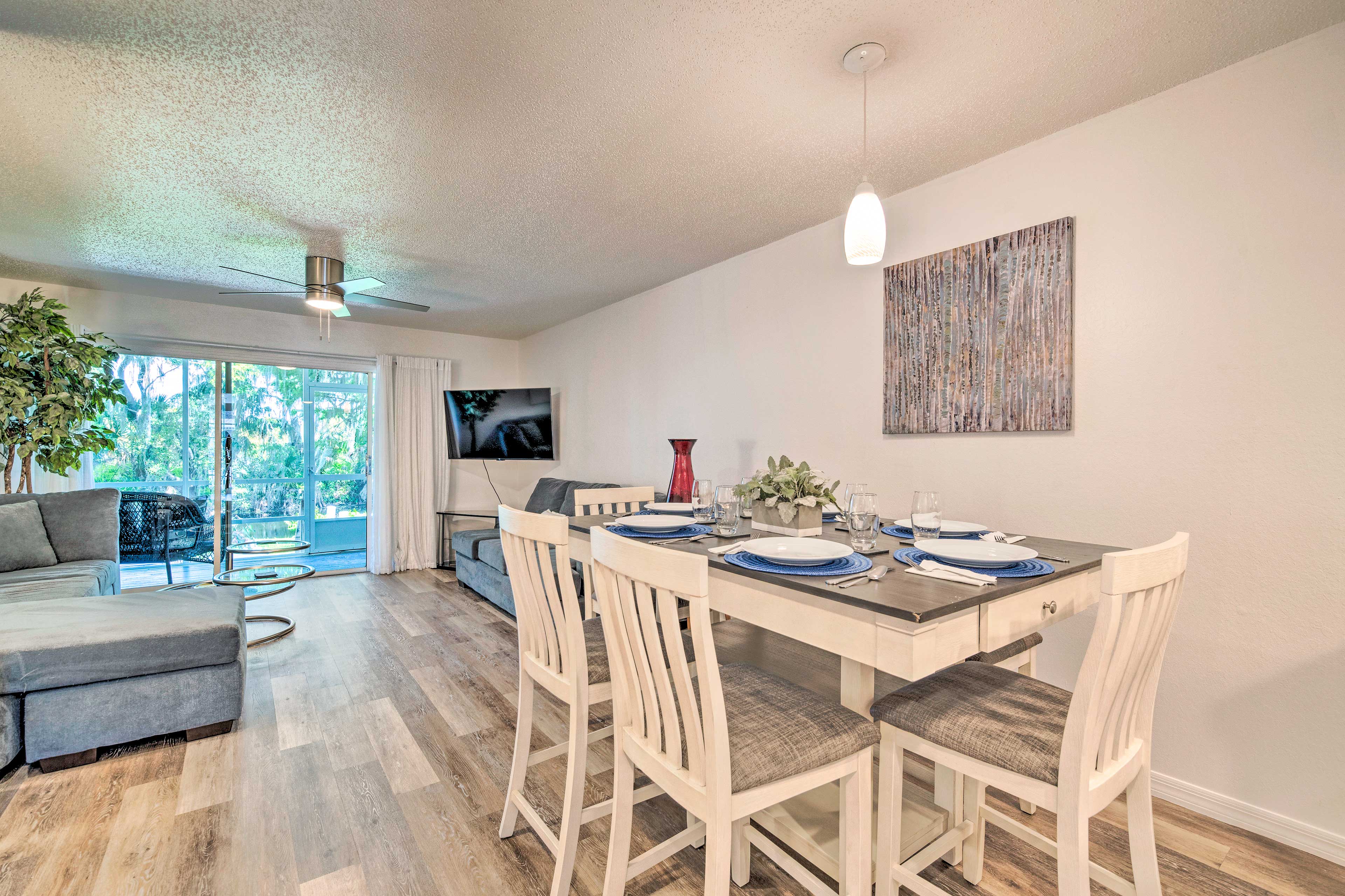 Dining Area | Dishware/Flatware Provided