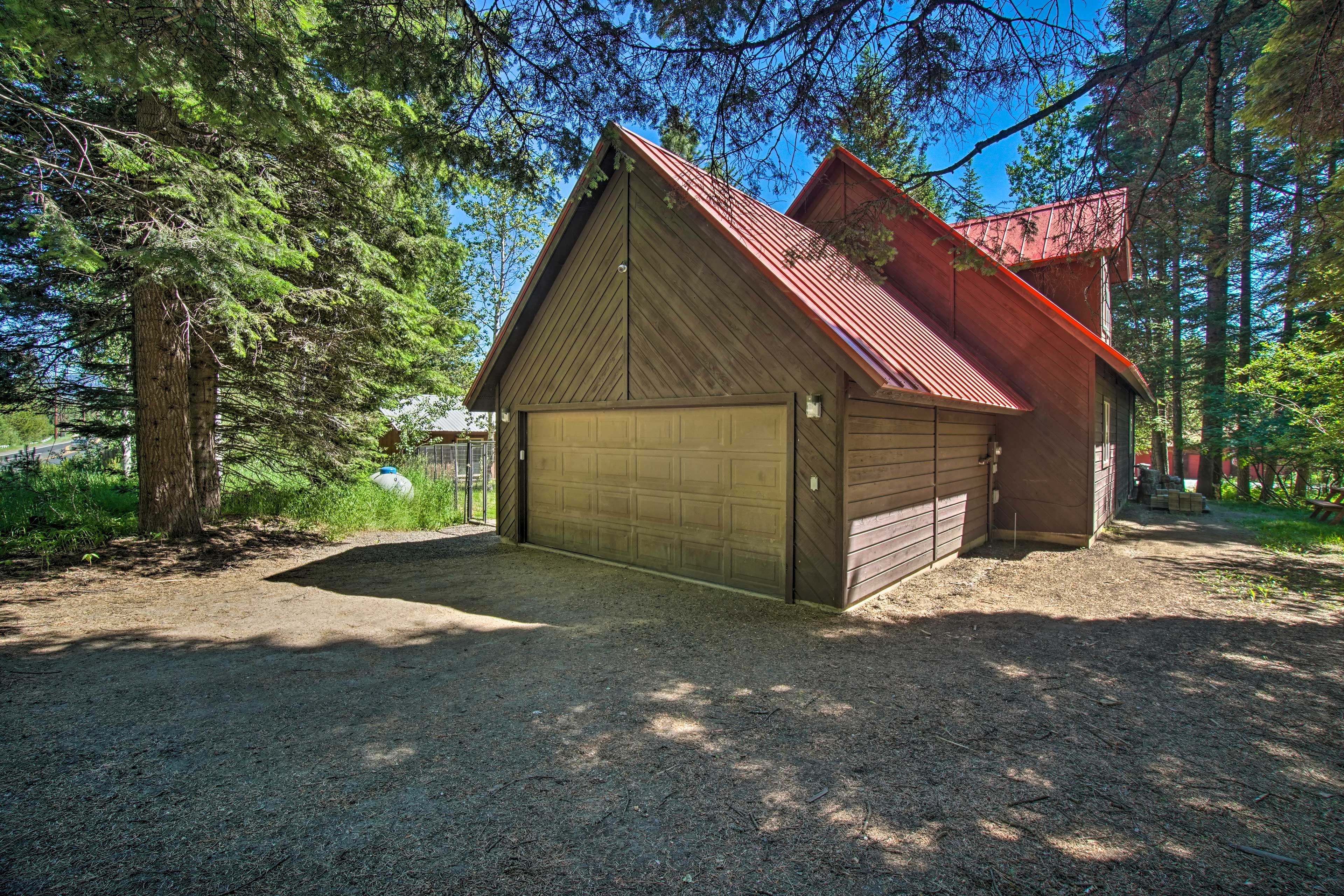 Parking | Garage (2 vehicles) | Driveway (4 vehicles)