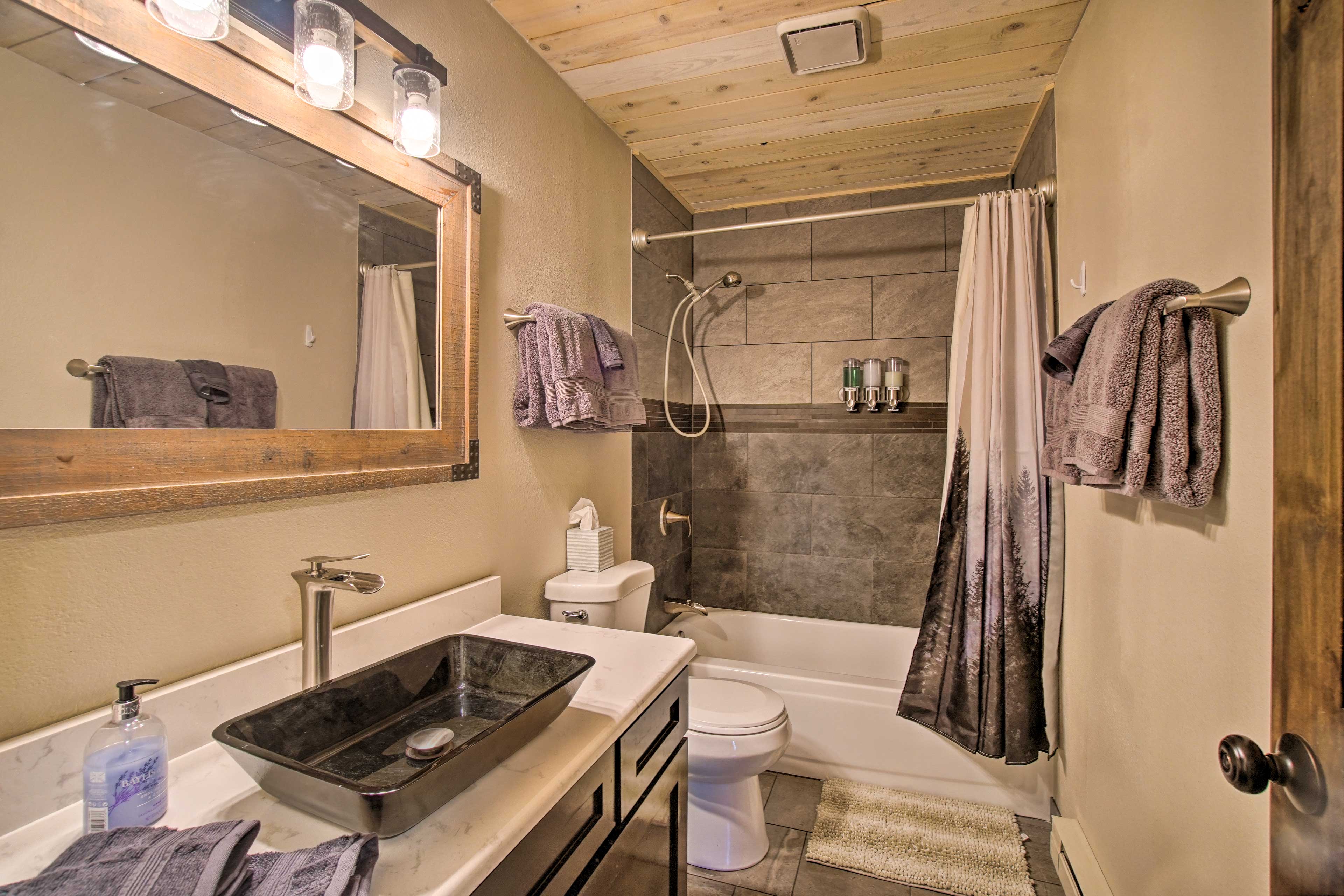 Full Bathroom | Towels Provided | Complimentary Toiletries