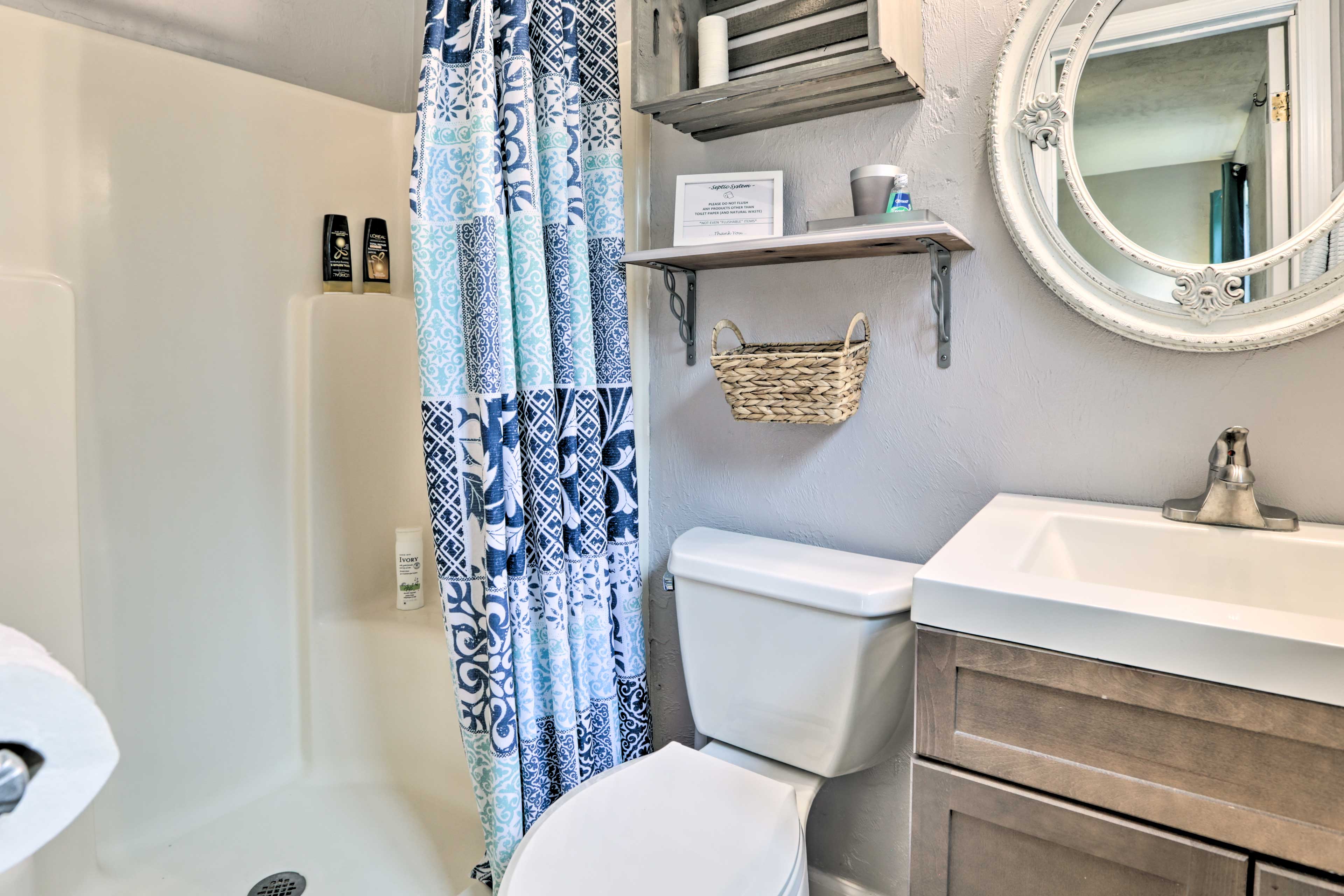 Full Bathroom | Main Level | Complimentary Toiletries | Hair Dryer