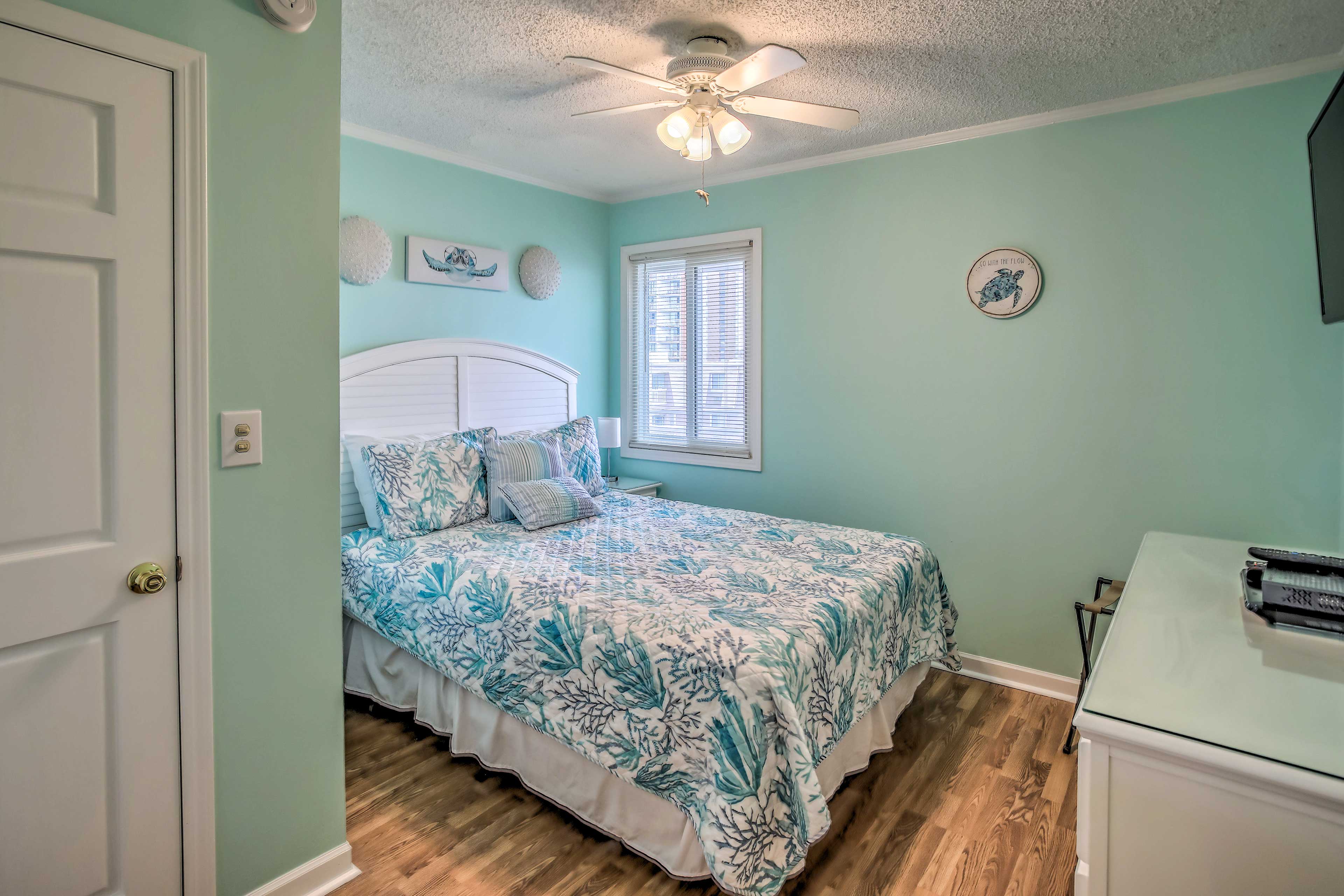 Bedroom 2 | Queen Bed | En-Suite Half Bathroom