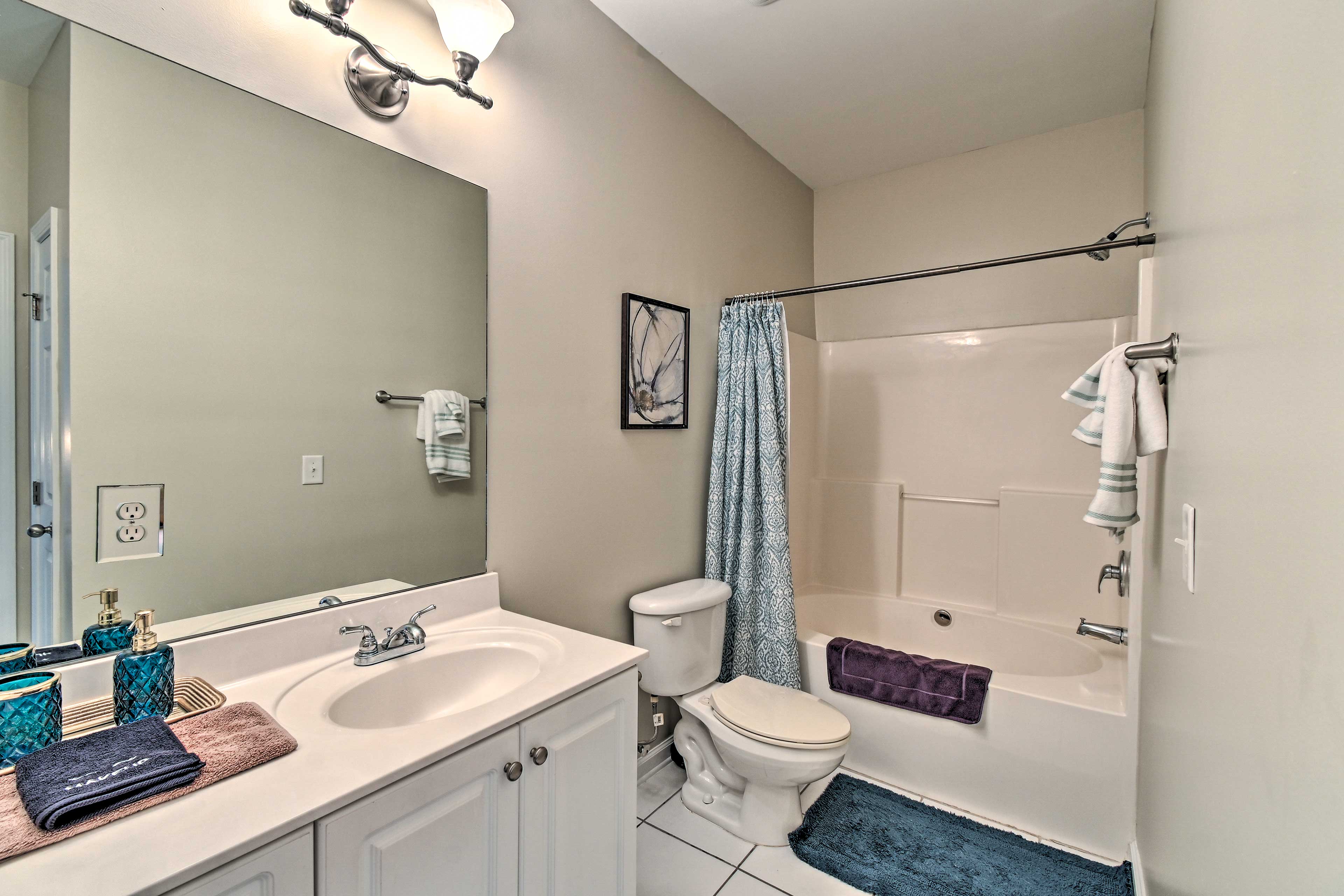 Full Bathroom | Towels Provided | Complimentary Toiletries | Jetted Tub