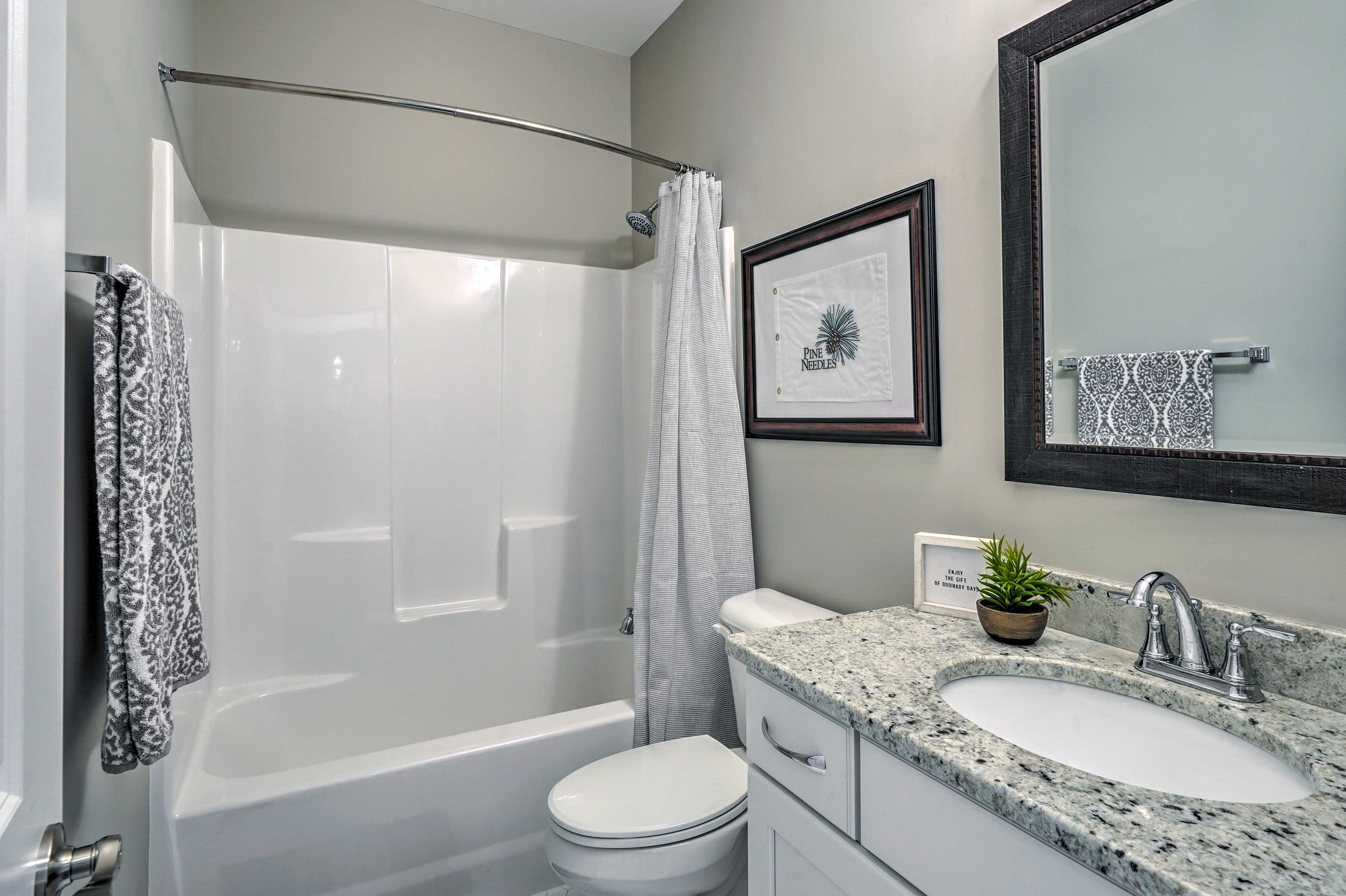 Full Bathroom | 1st Floor | Complimentary Toiletries