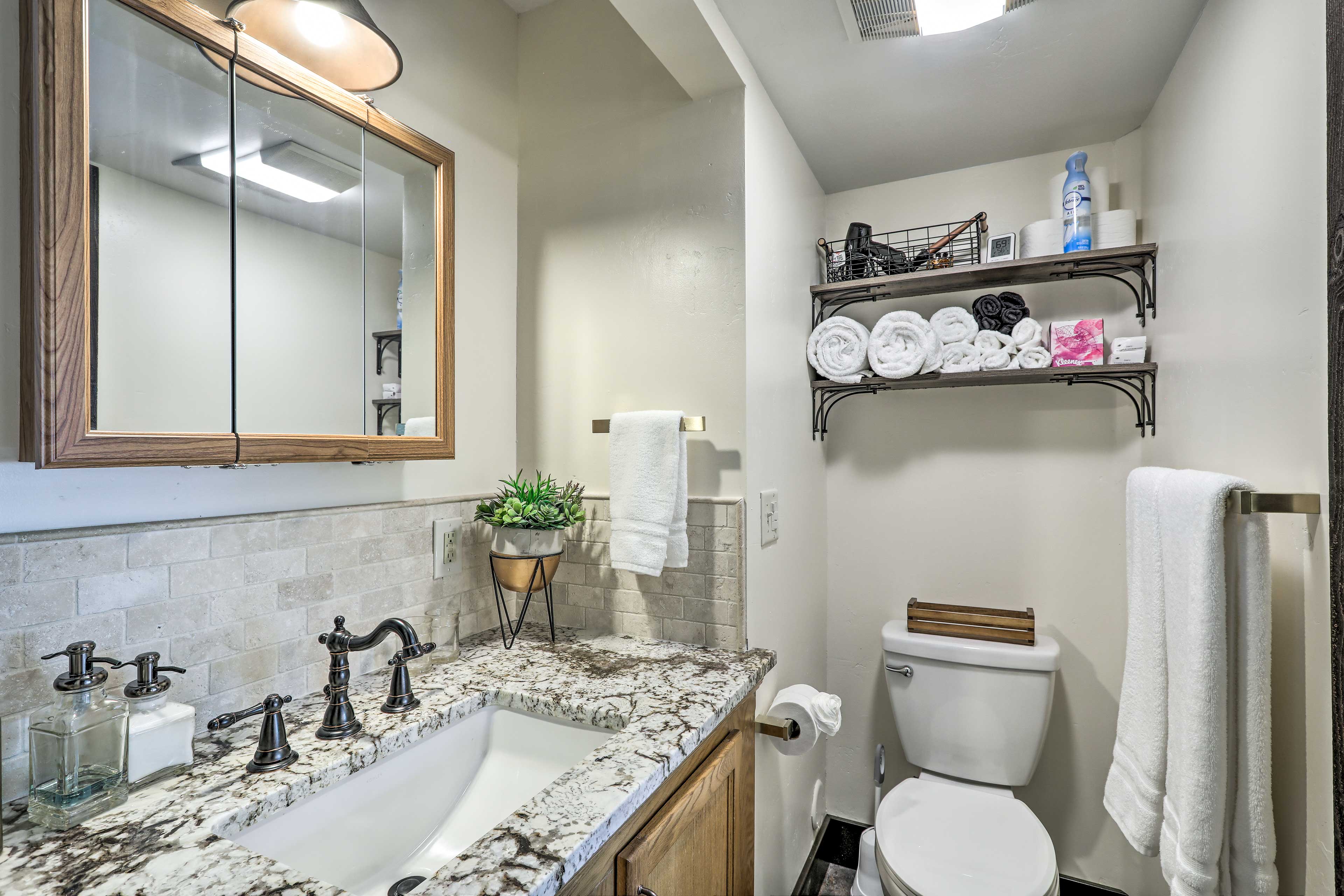 Full Bathroom | Towels Provided | Complimentary Toiletries