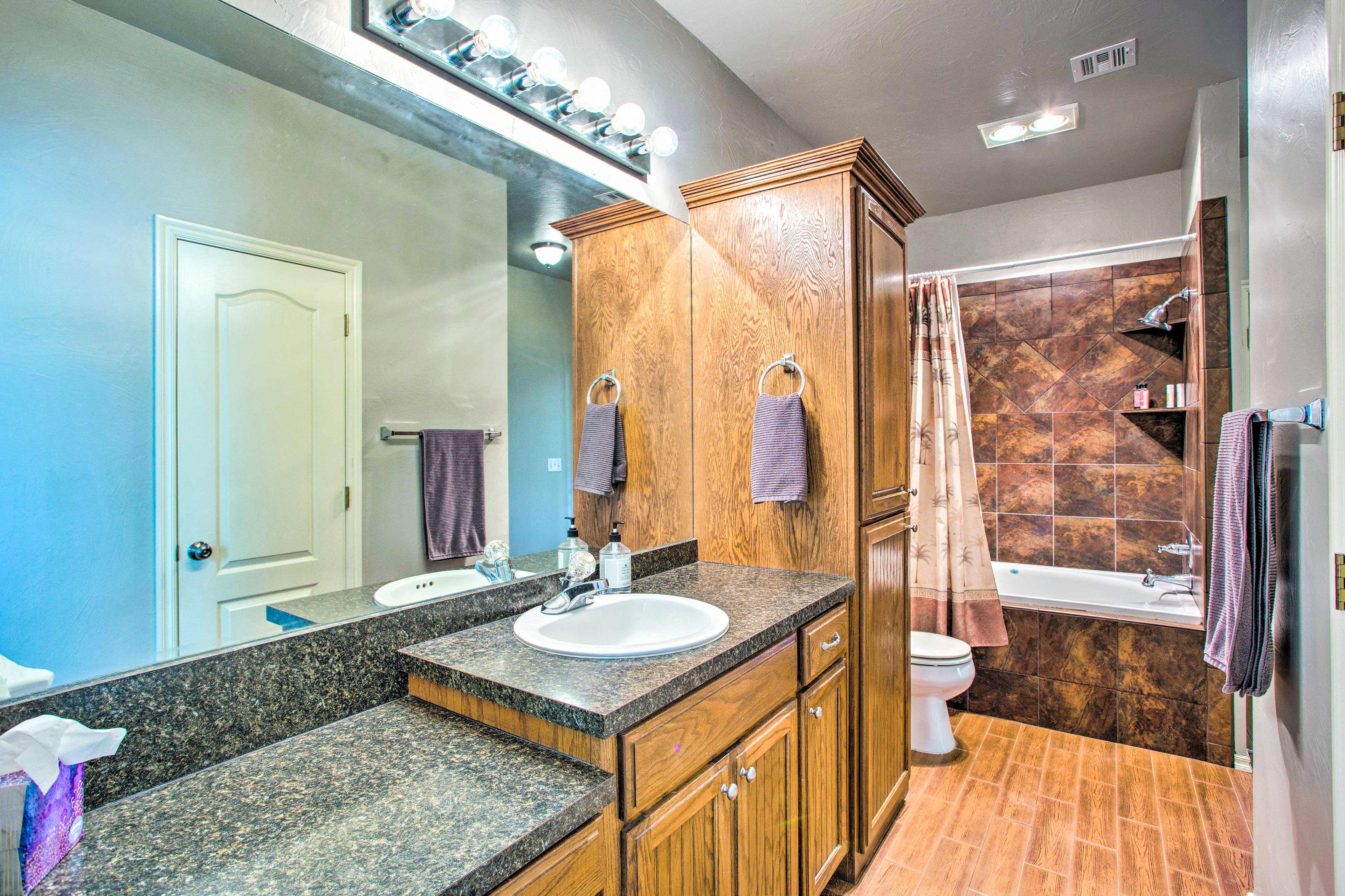 En-Suite Bathroom | Linens & Towels | Hair Dryer | Complimentary Toiletries