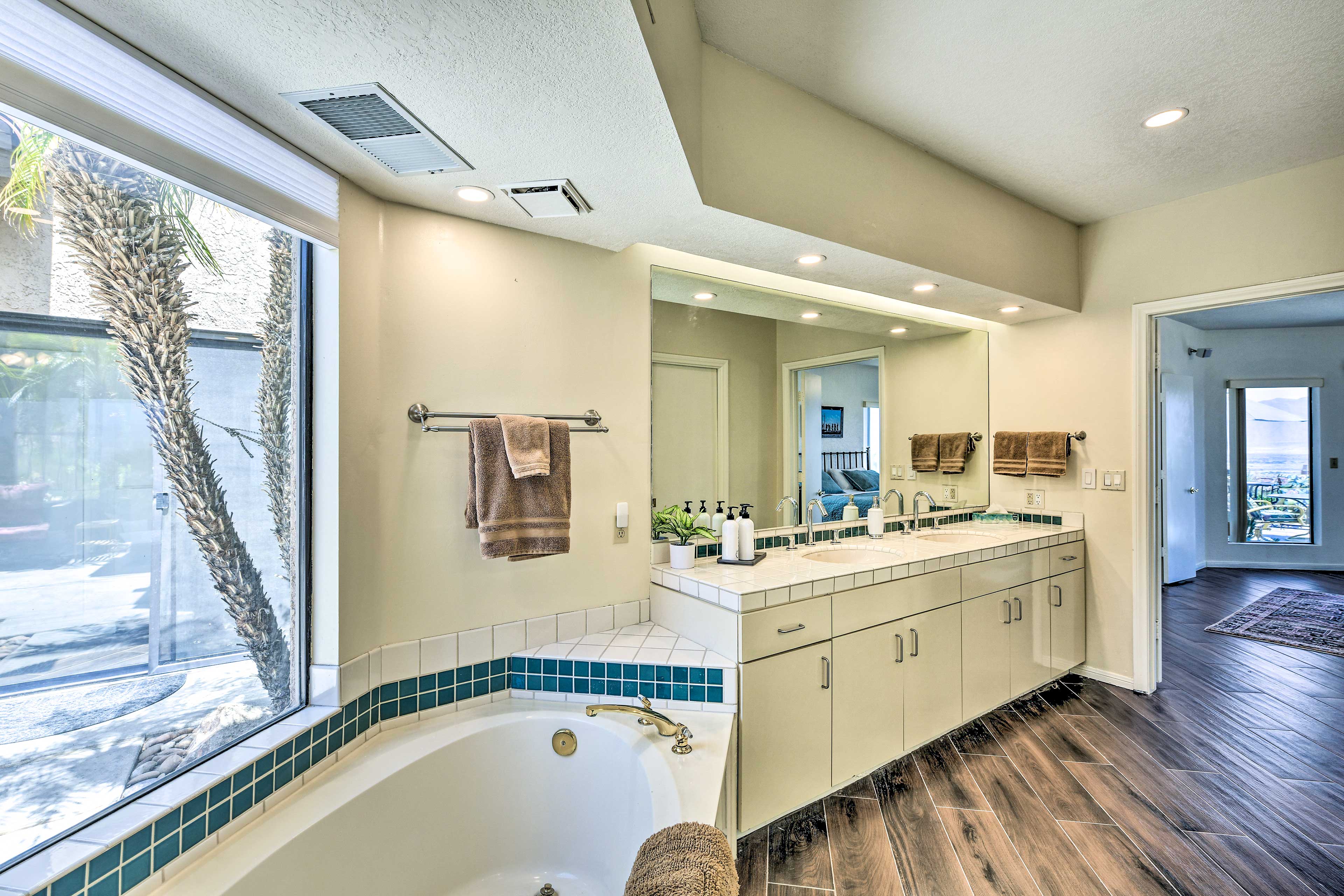 Full Bathroom | Towels Provided | Complimentary Toiletries