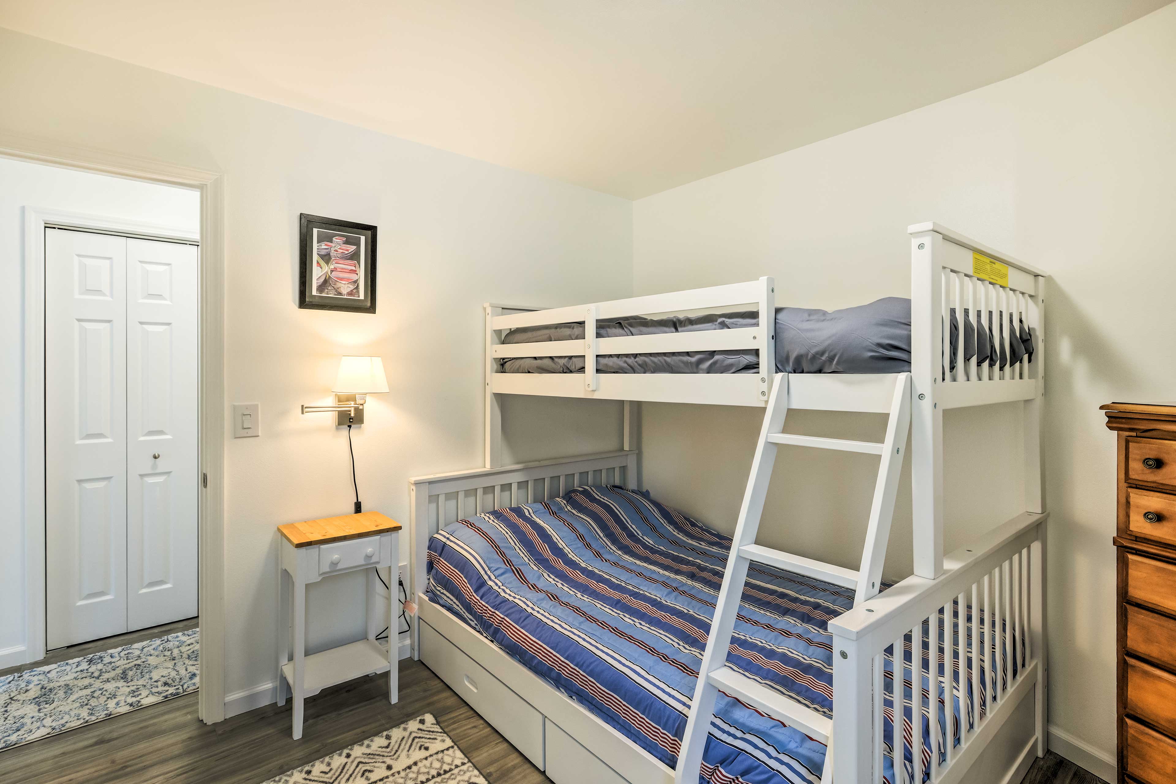 Bedroom 3 | Twin/Full Bunk Bed