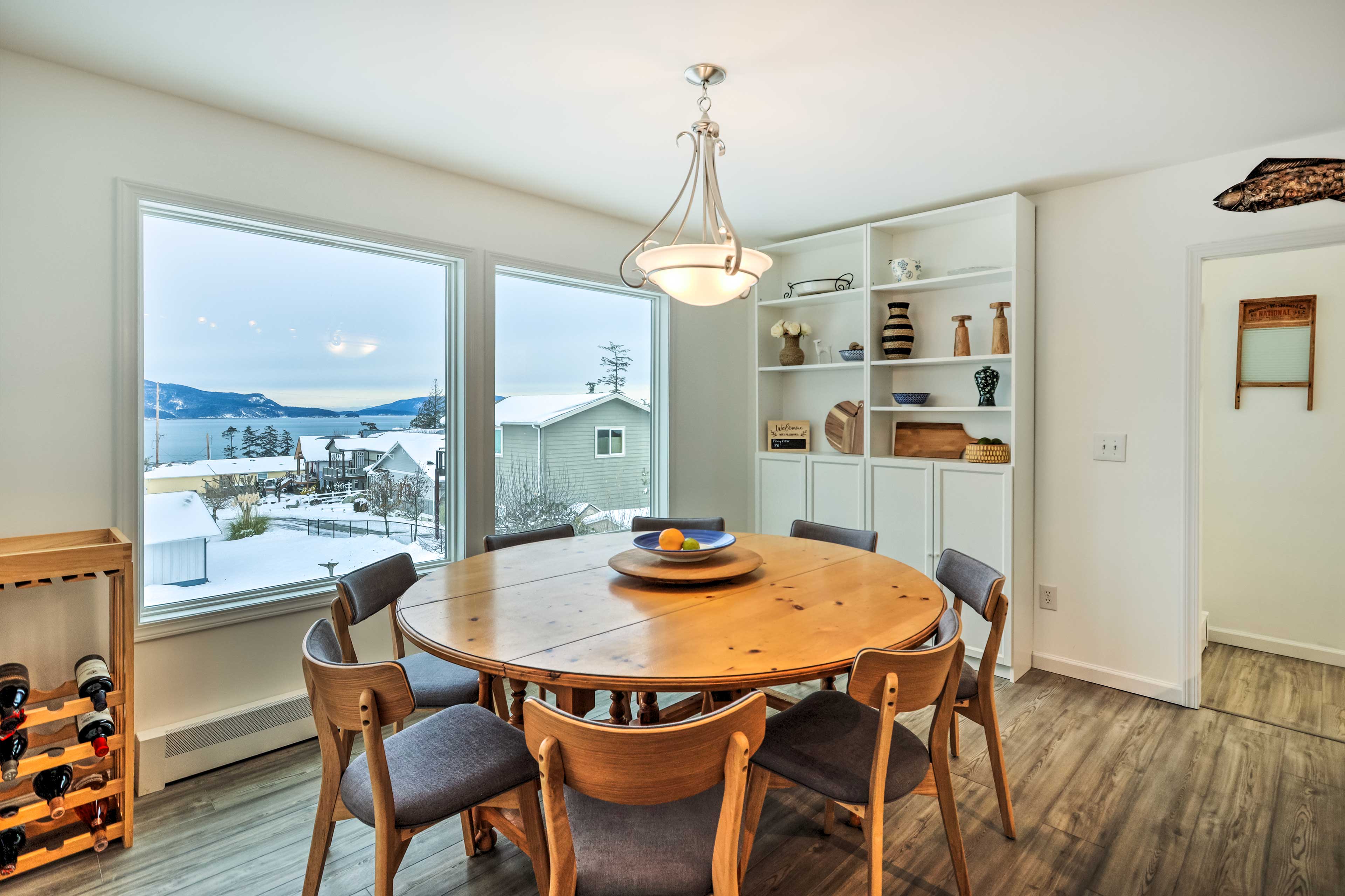 Dining Area | Dishware/Flatware Provided