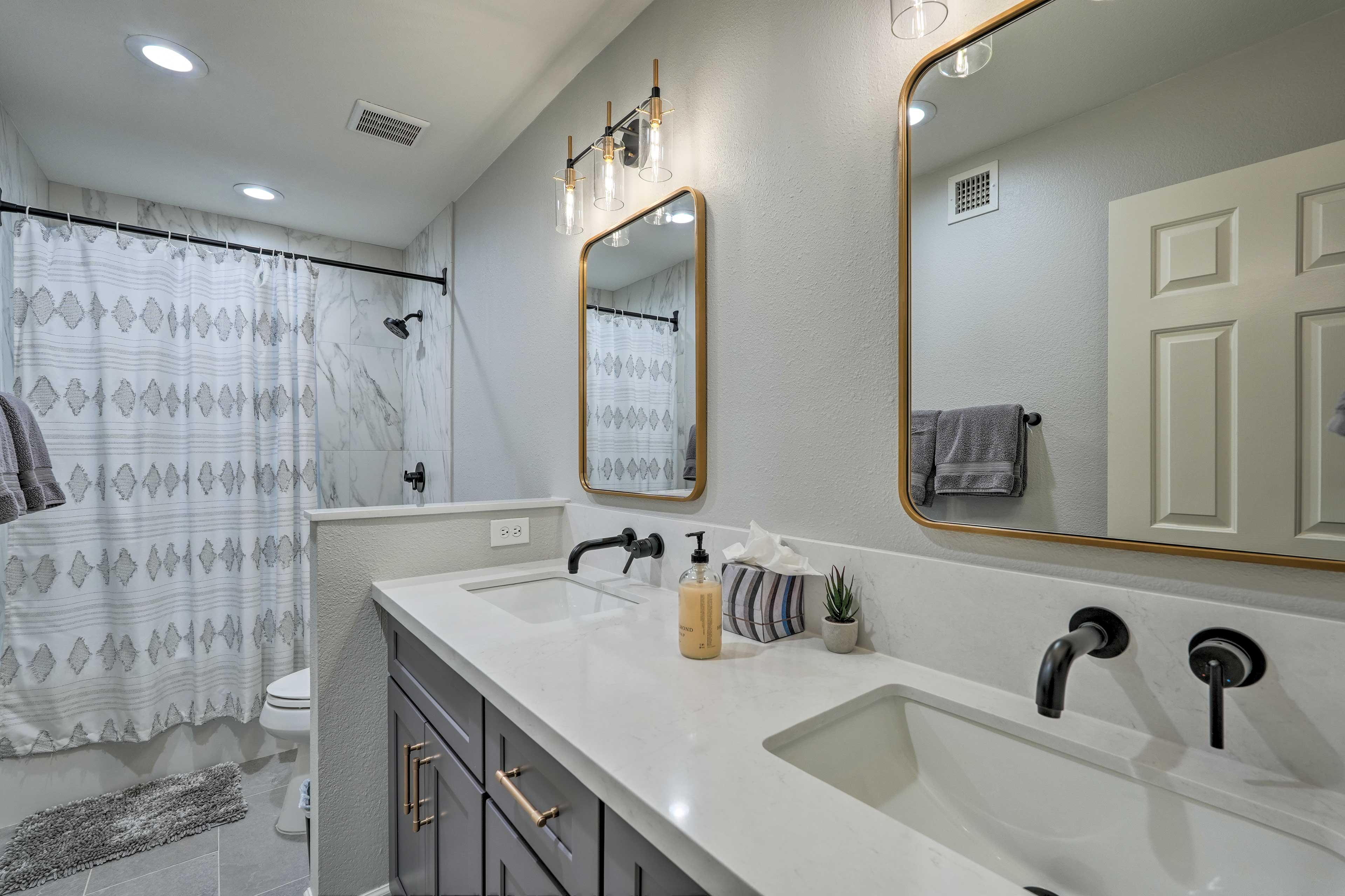 Full Bathroom | Towels Provided | Complimentary Toiletries