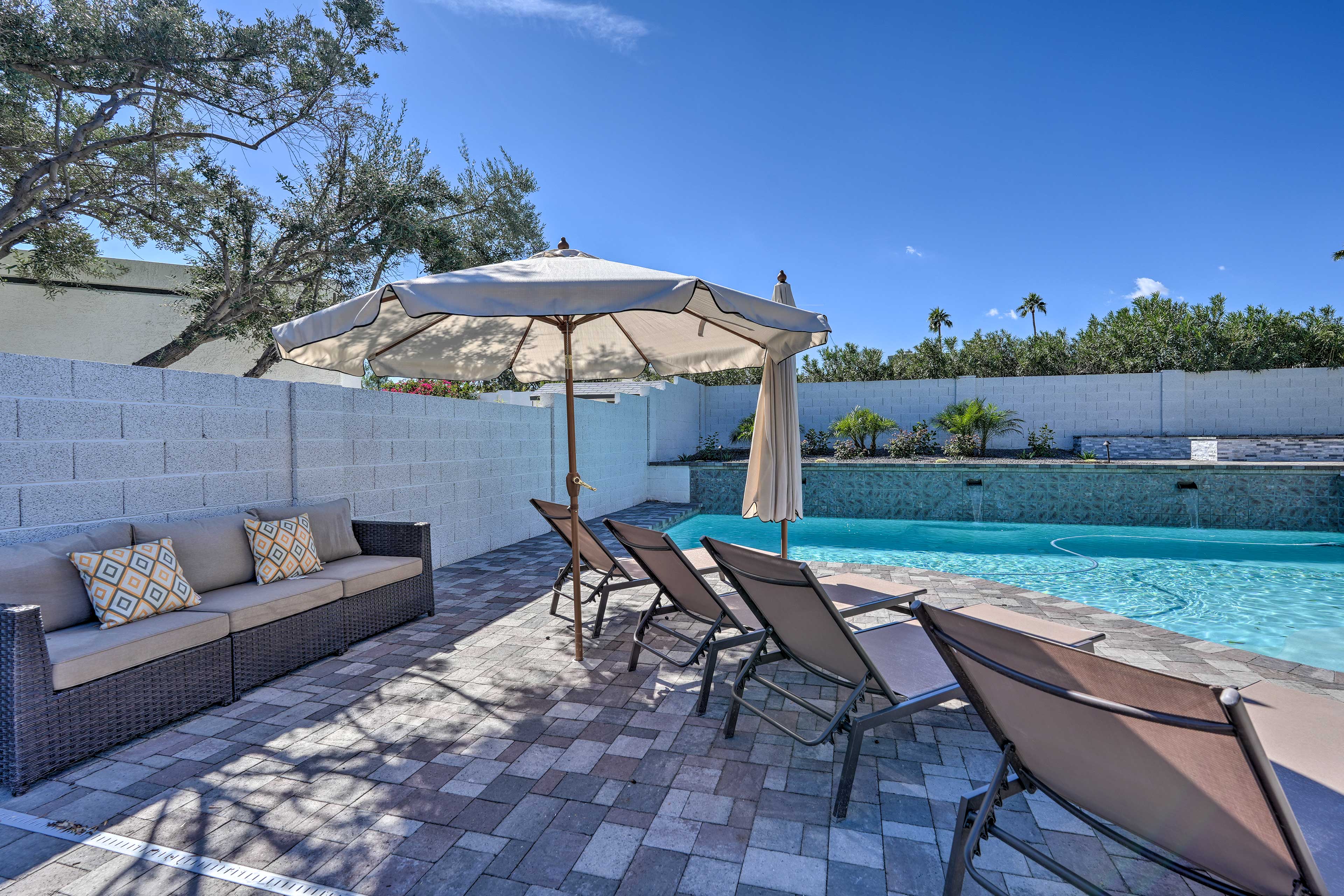 Pool Area | Outdoor Seating