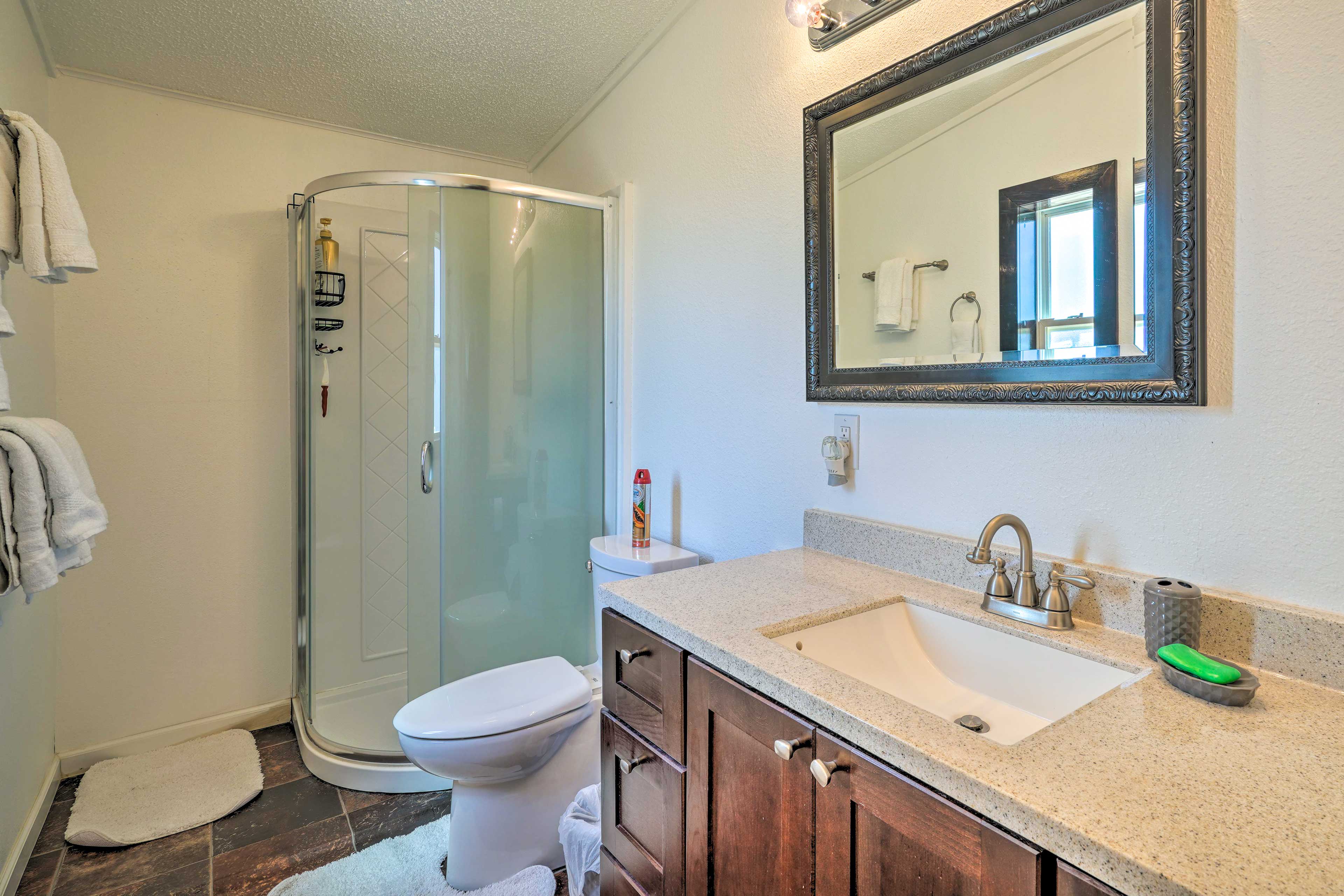 Full Bathroom | Towels Provided | Complimentary Toiletries