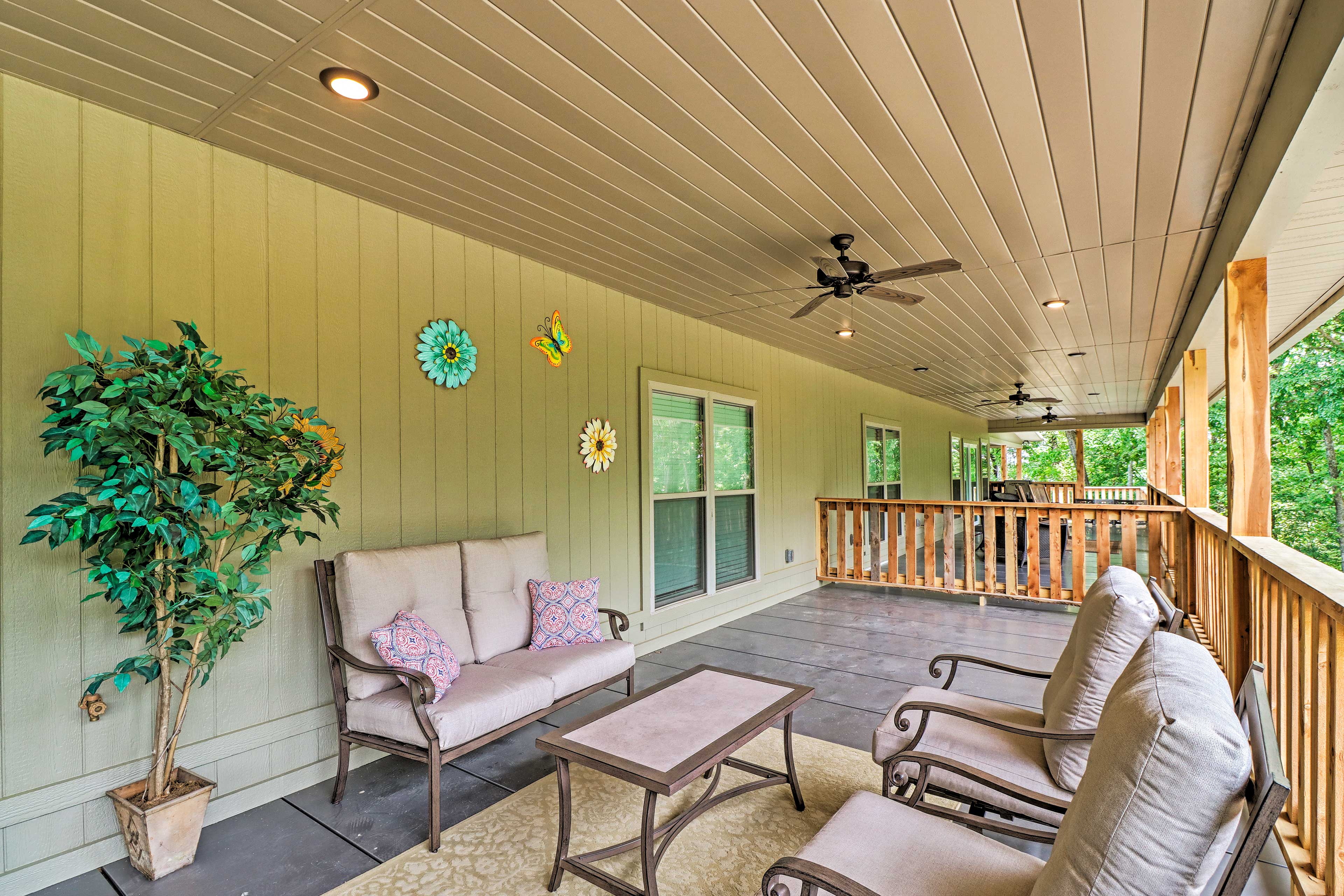 Balcony | Gas Grill | Outdoor Dining Area