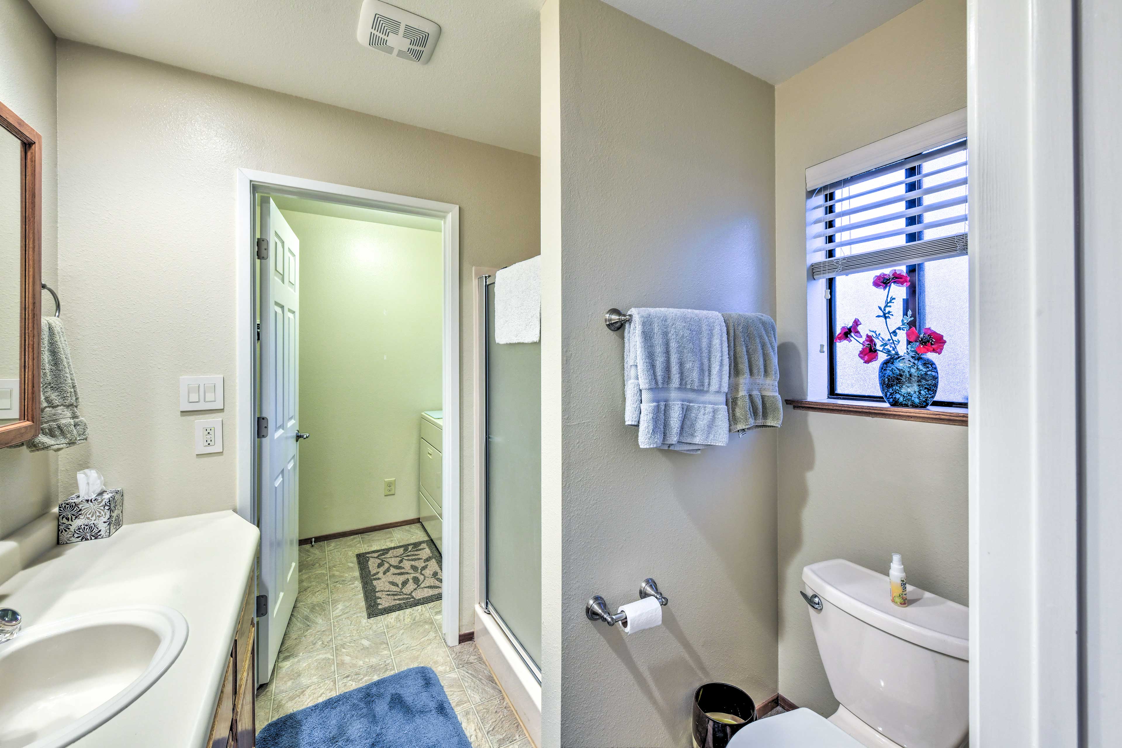 Full Bathroom | 1st Floor | Towels Provided | Complimentary Toiletries