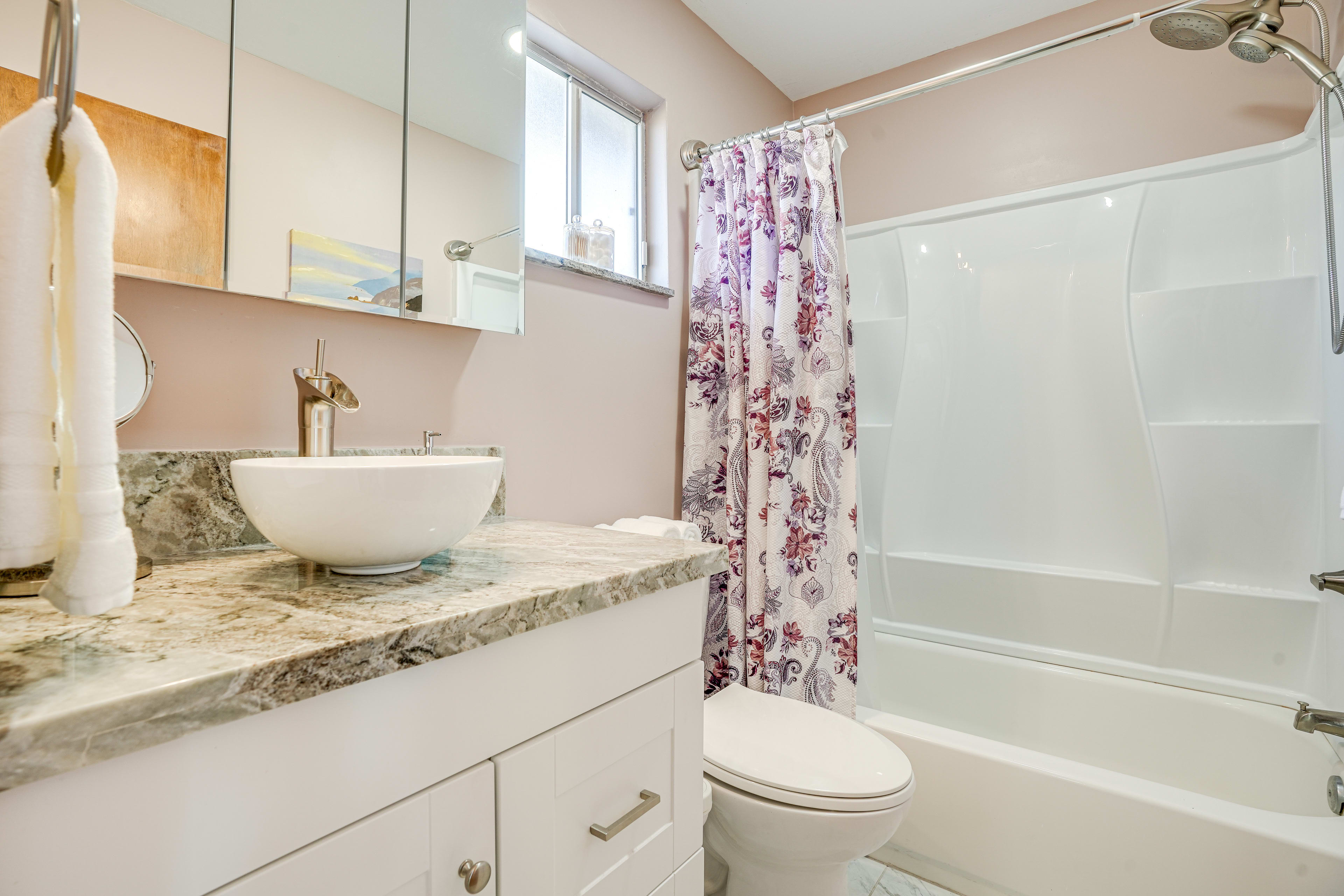 Full Bathroom | Towels Provided | Complimentary Toiletries