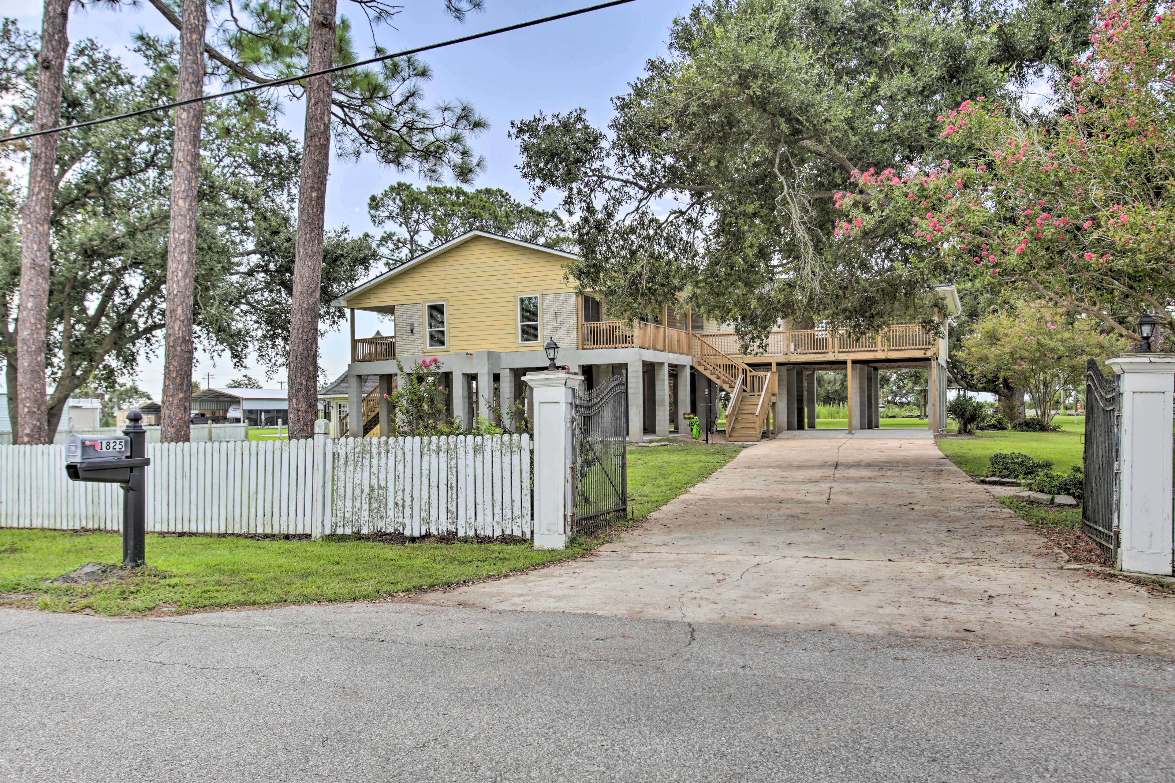 Parking | Driveway (6 Vehicles)