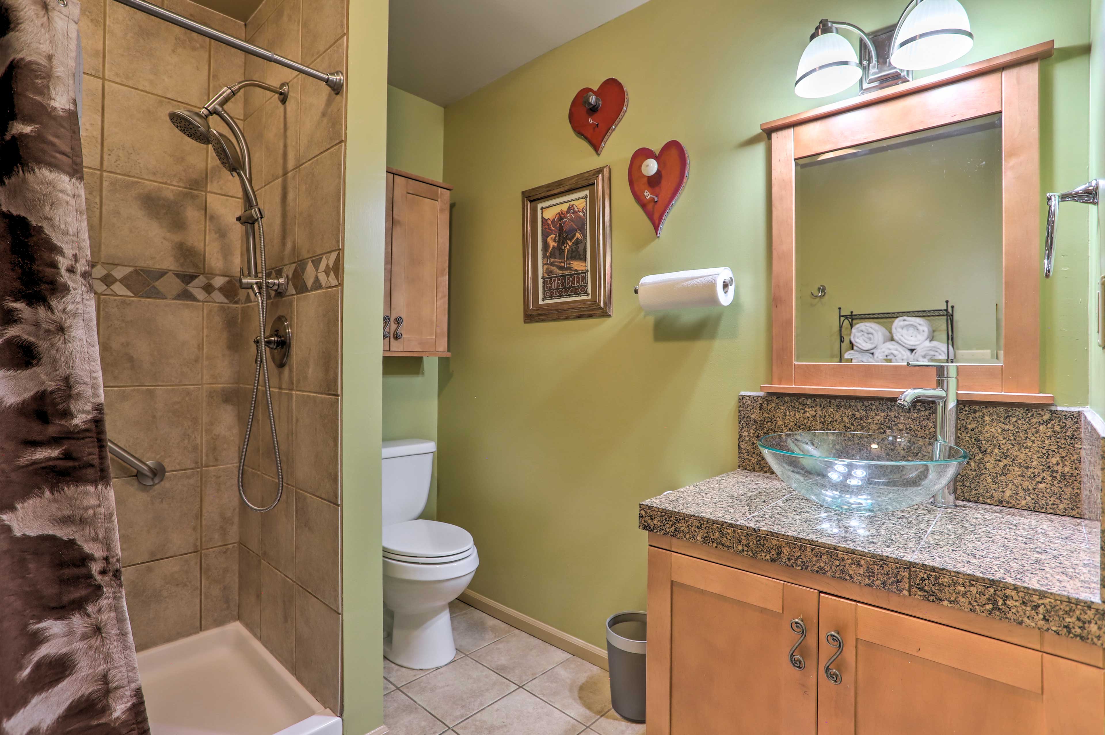 Full Bathroom (Only Accessible through Bedroom 1) | Towels Provided