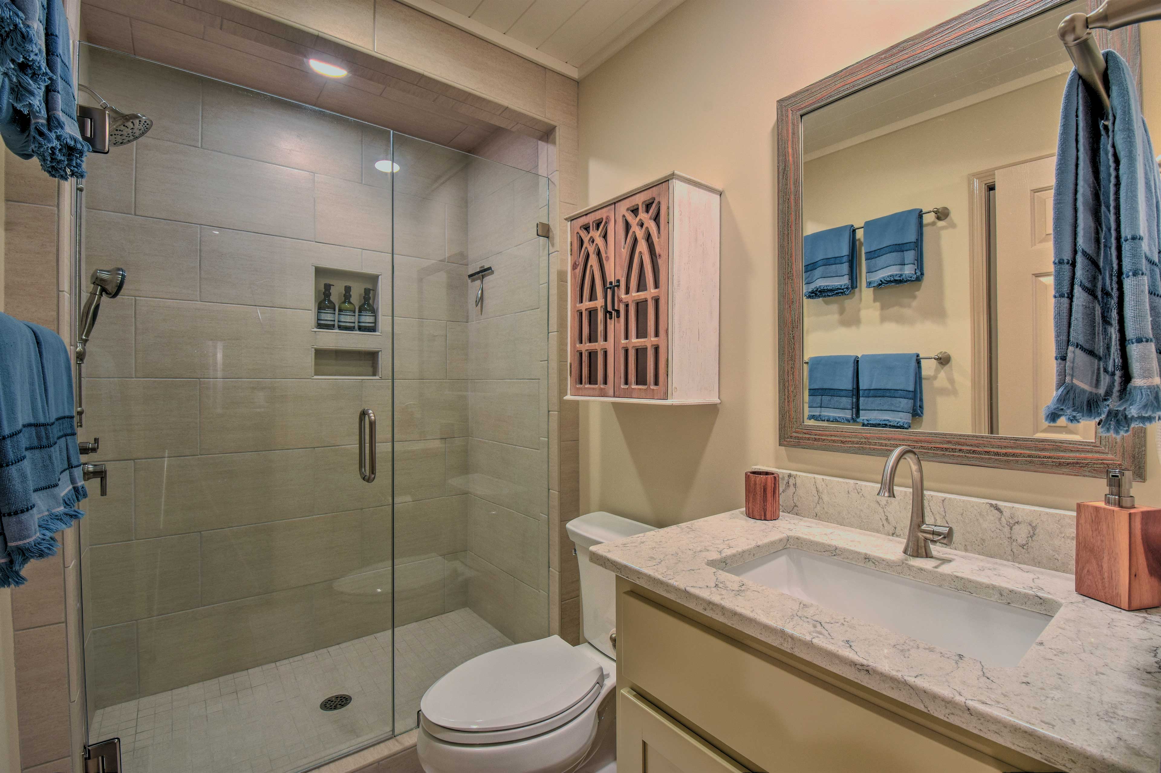 Full Bathroom | Towels Provided | Complimentary Toiletries