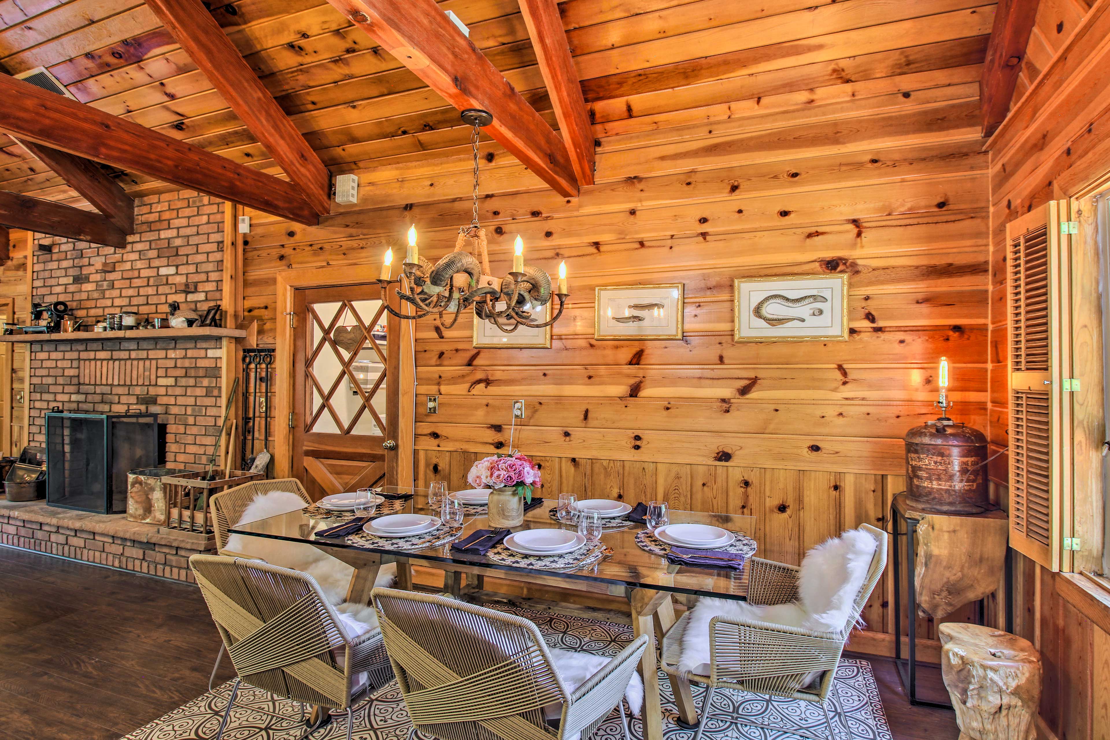 Dining Area | Dishware & Flatware Provided