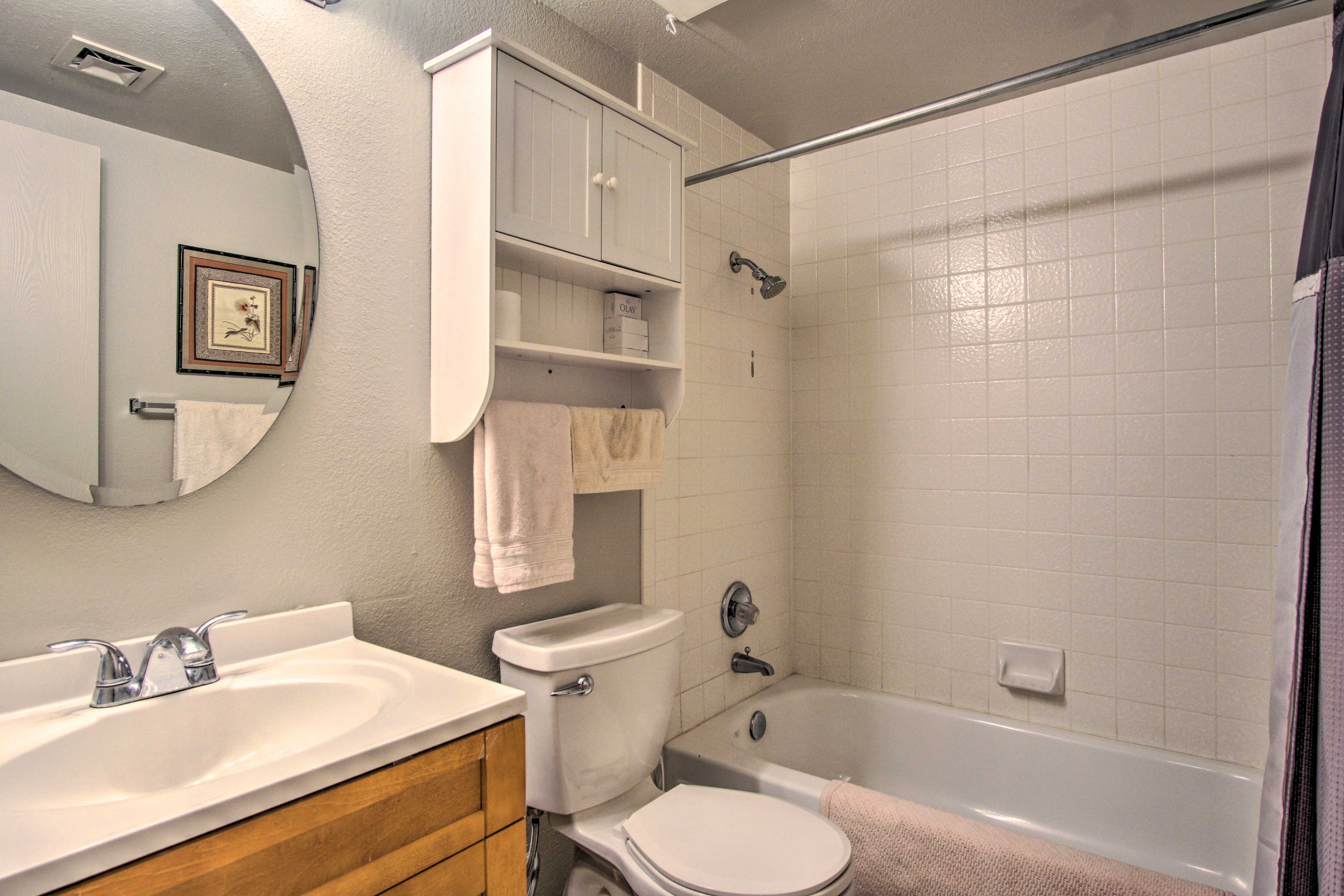 Bathroom | 1st Floor | Complimentary Toiletries | Towels Provided