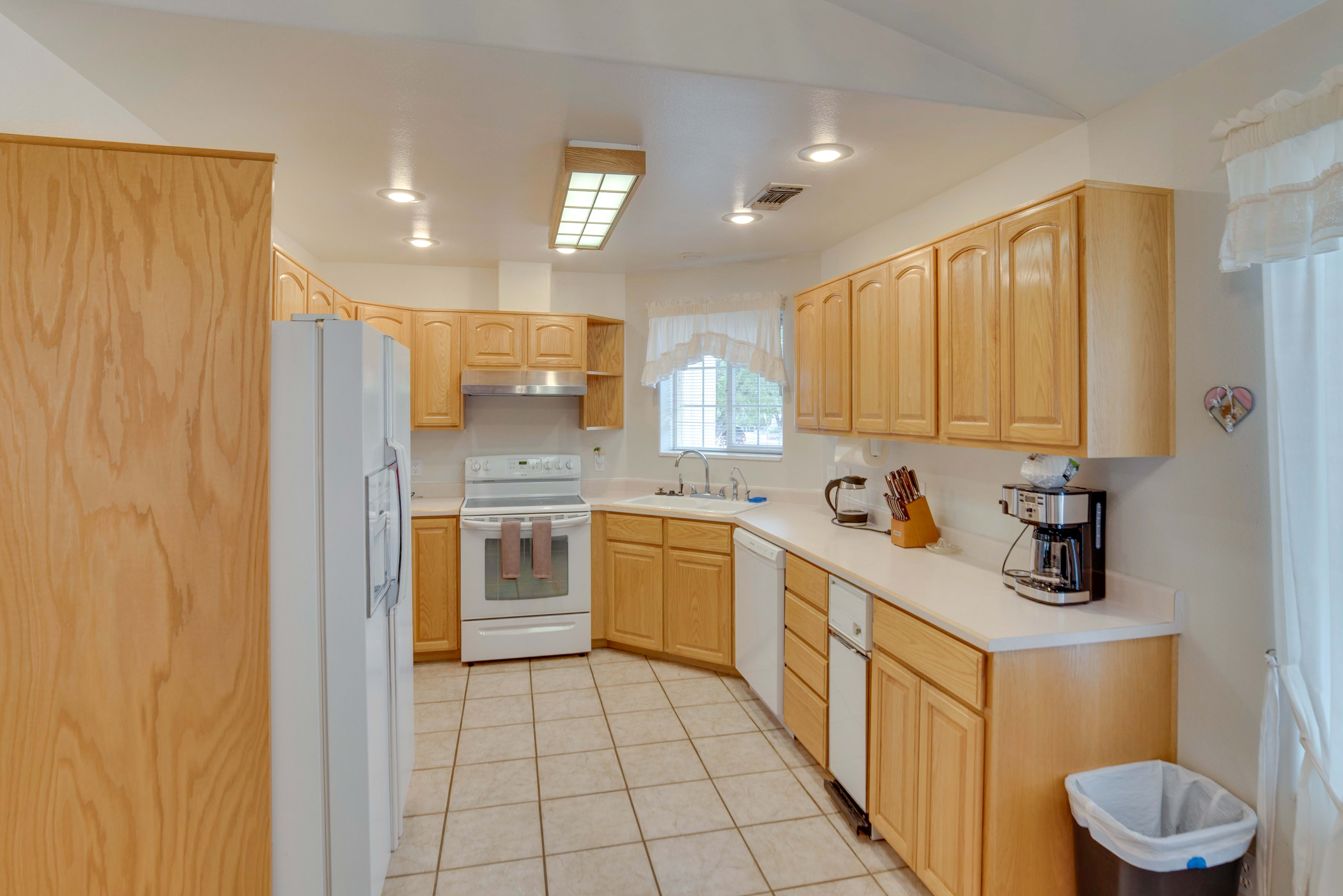 Full Kitchen | Dishwasher | Fridge | Electric Range | Microwave