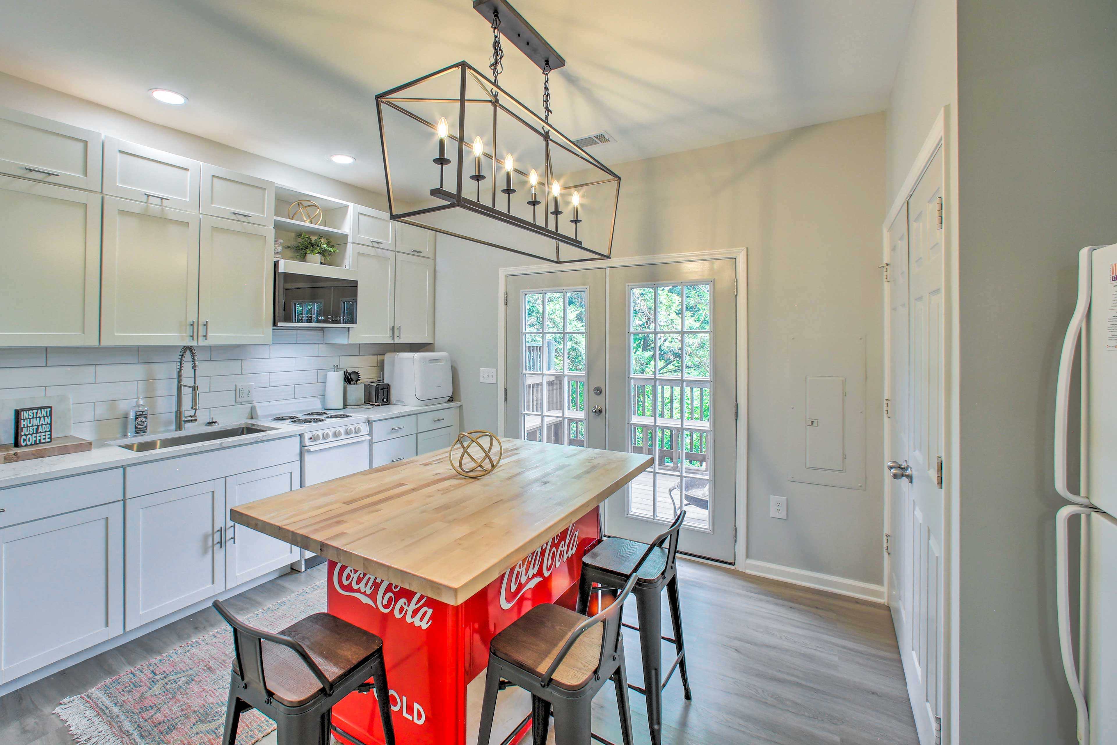 Kitchen | Dining Area | Dishware/Flatware