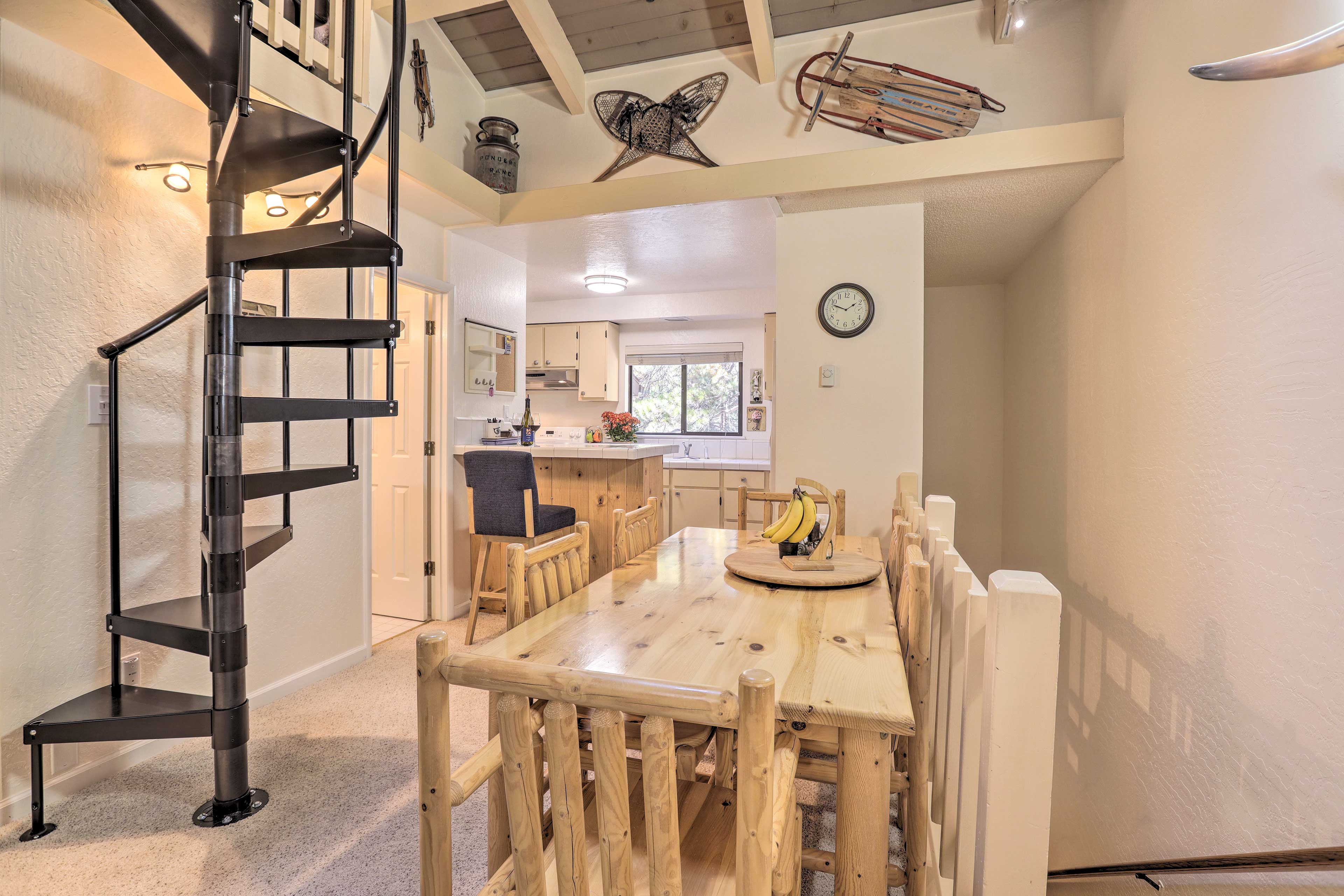 Dining Area | Dishware/Flatware Provided