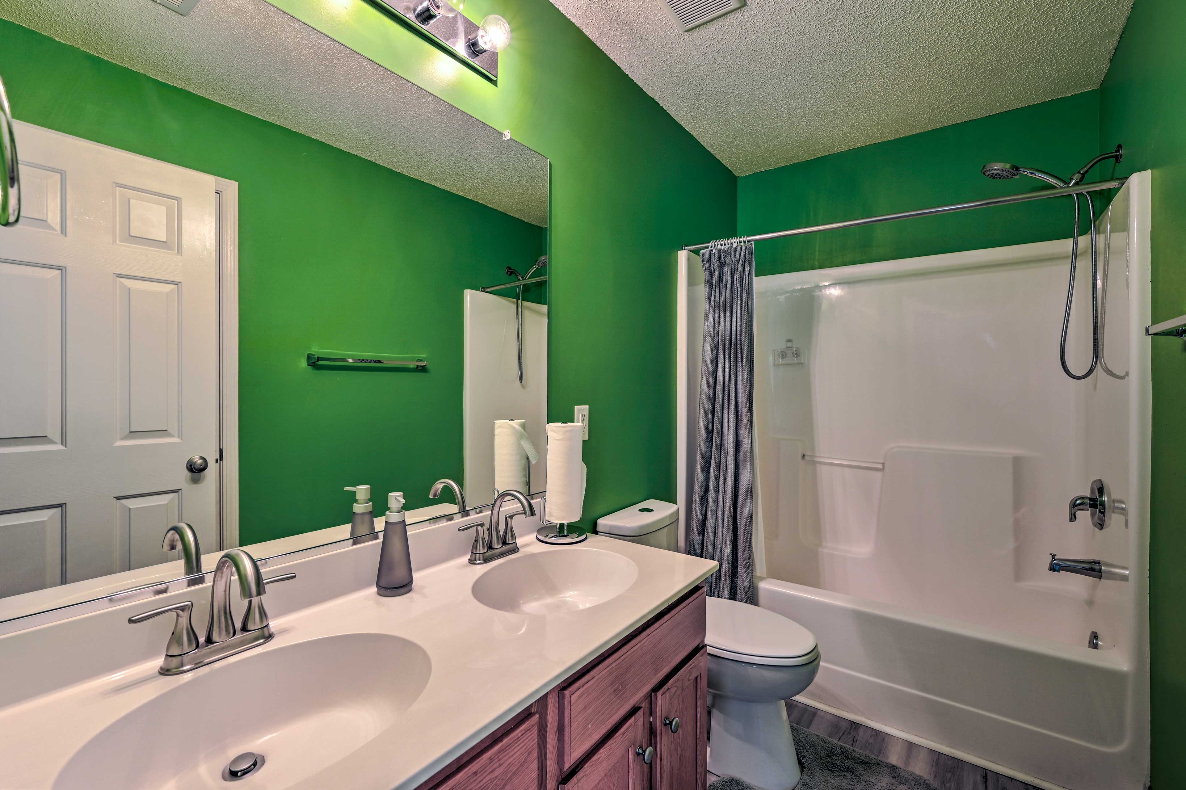 Full Bathroom | 2nd Floor | Towels Provided | Complimentary Toiletries