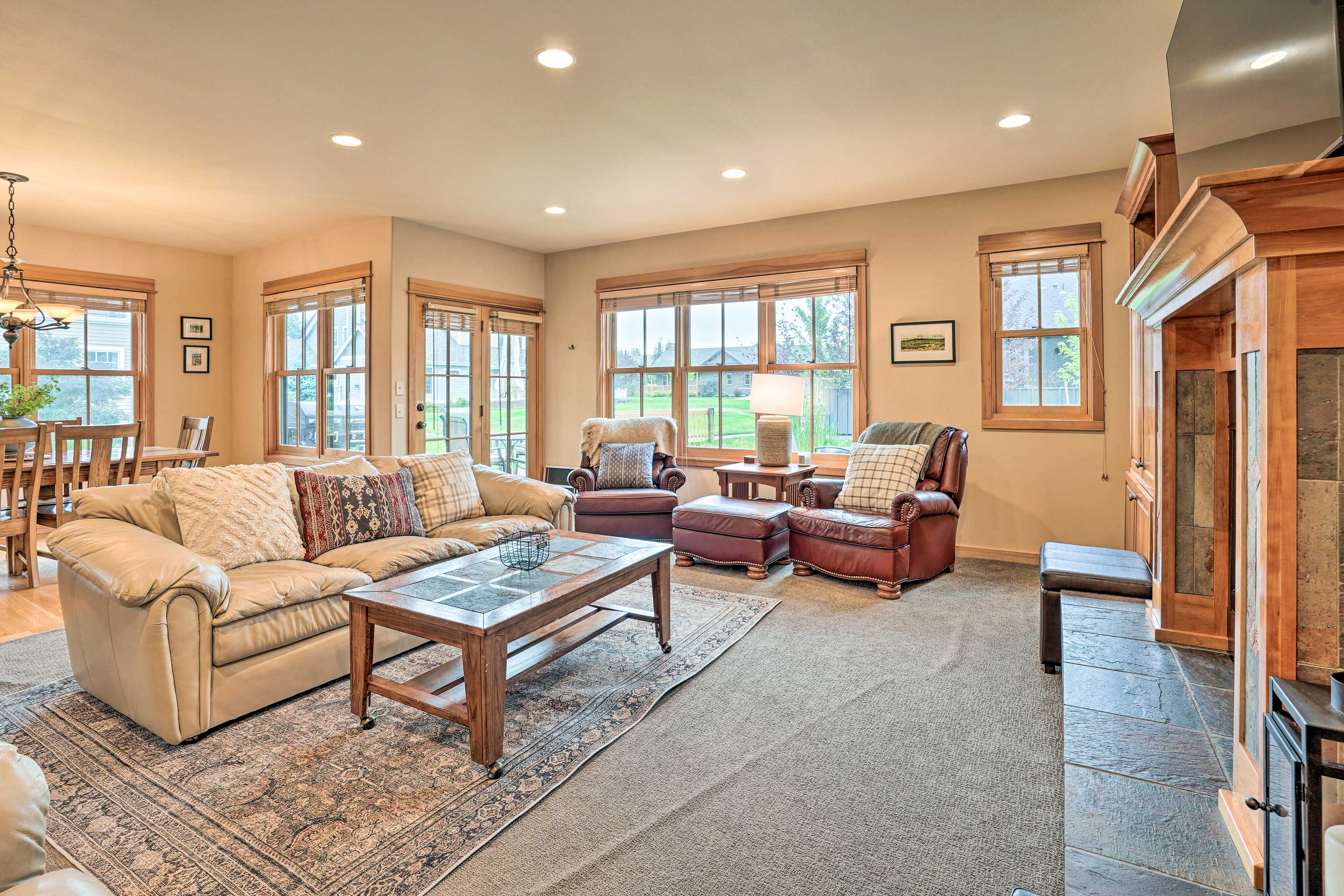 Living Room | Main Floor | Central A/C | Gas Fireplace | Books