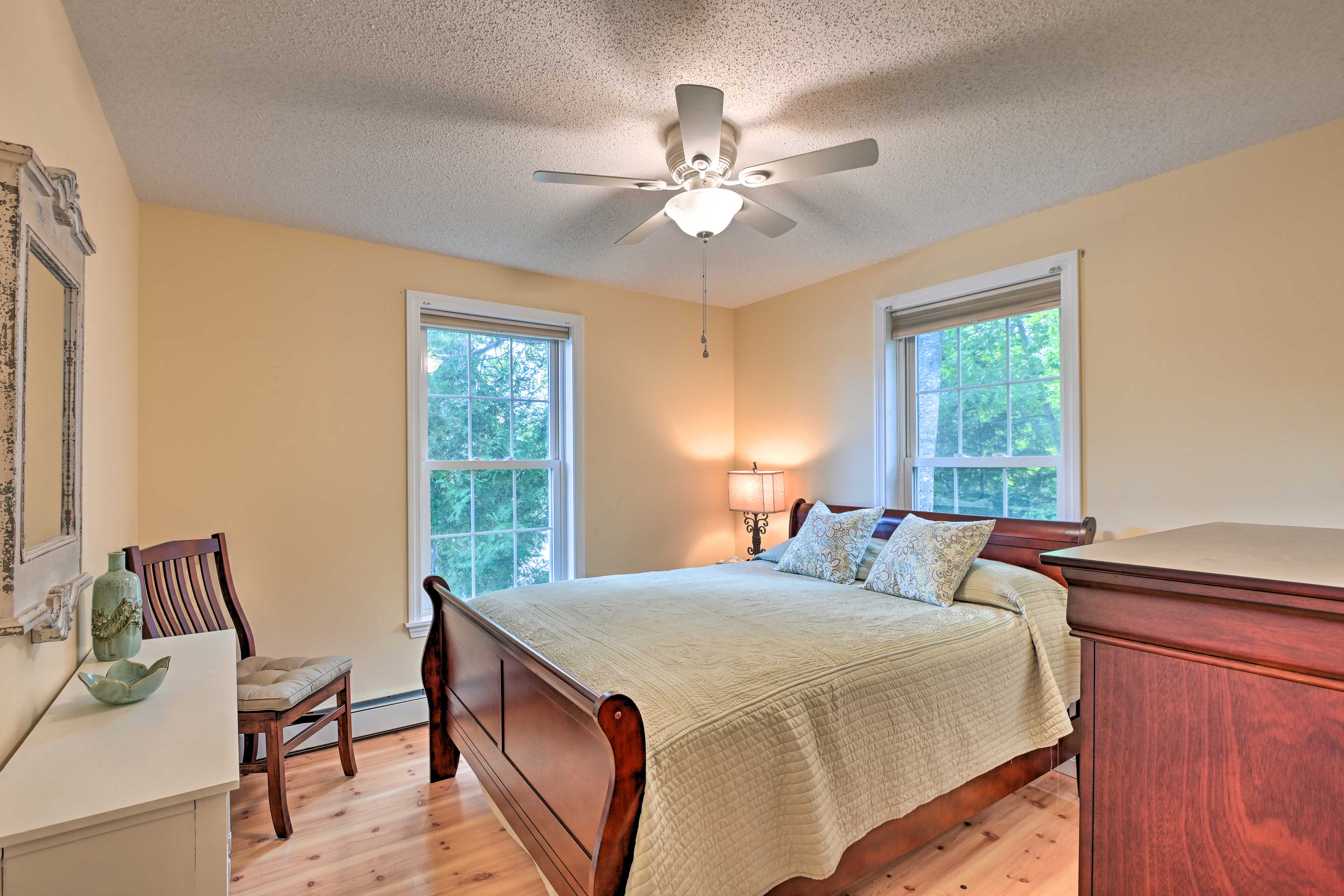 Bedroom 2 | Queen Bed | Main Floor