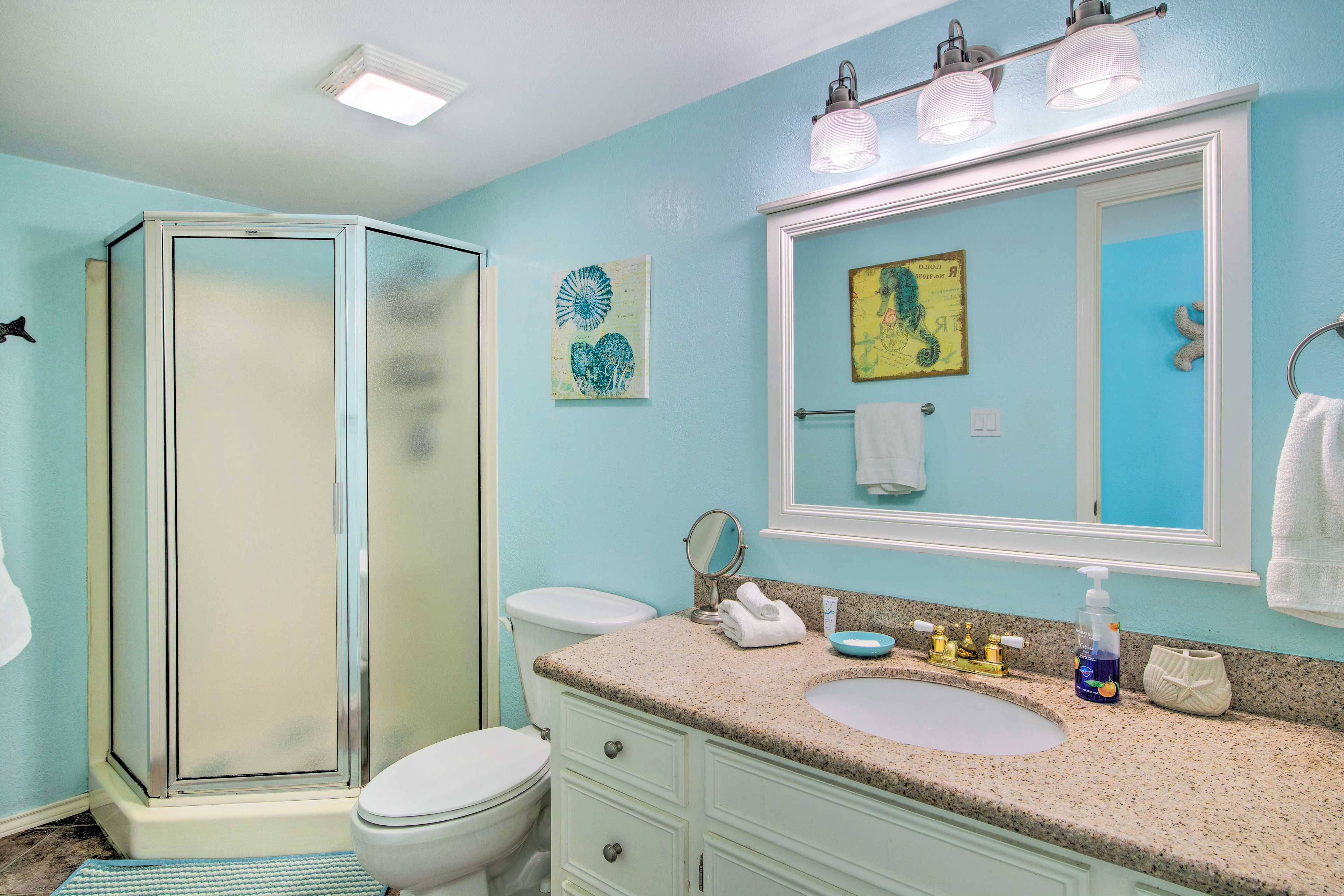 Full Bathroom | Towels Provided | Complimentary Toiletries