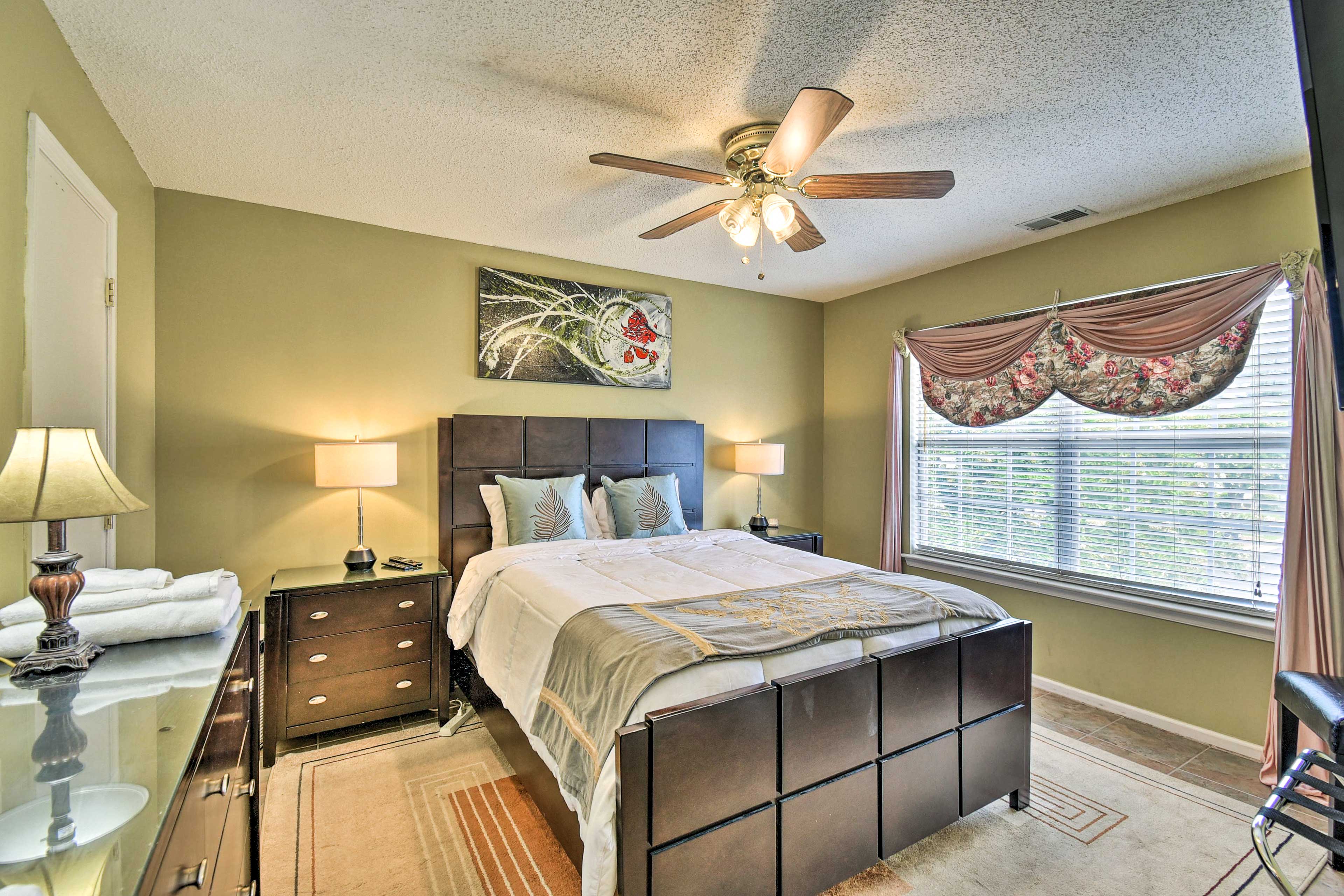 Bedroom 2 | Queen Bed | Ceiling Fan | Flat-Screen TV