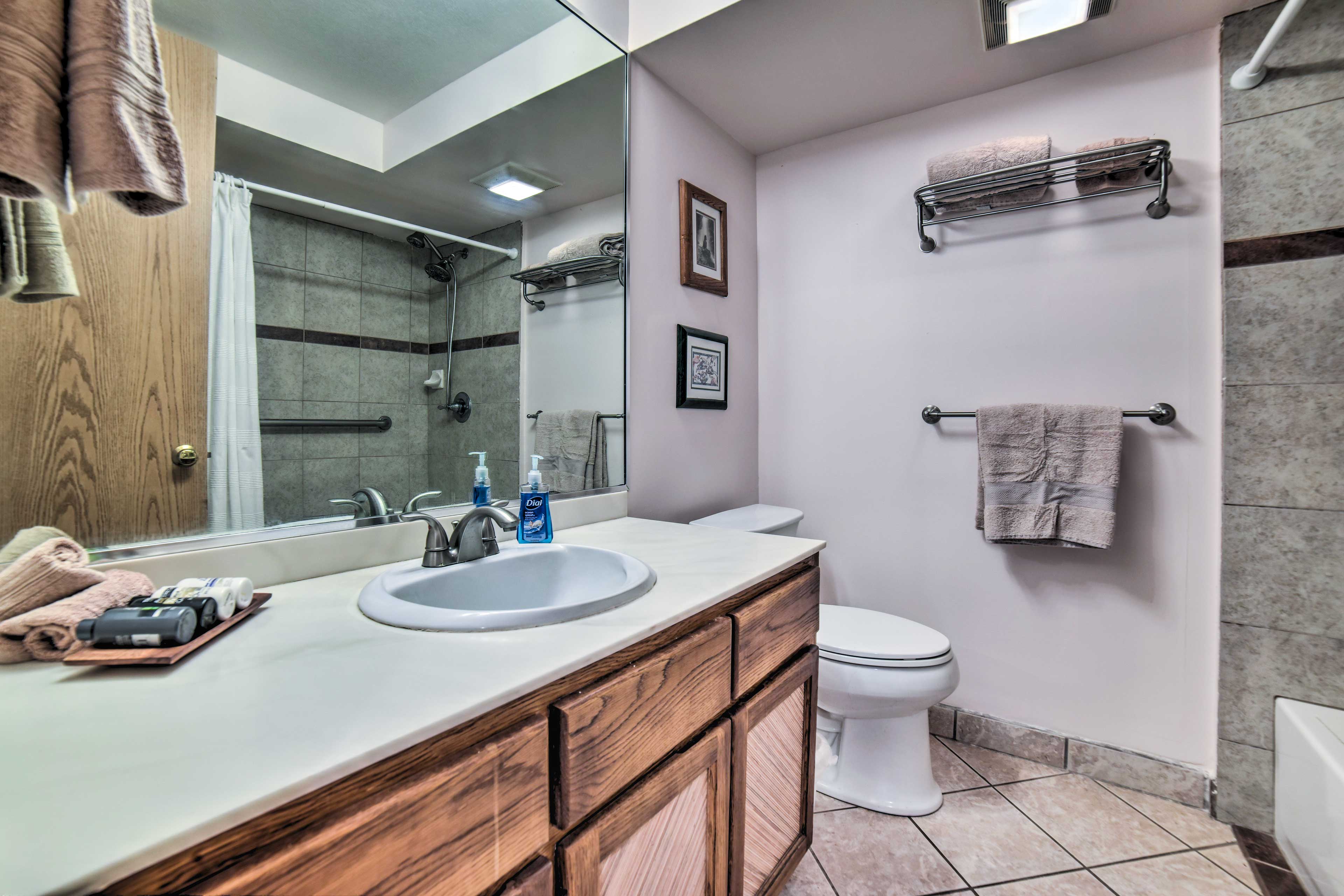 Full Bathroom | Complimentary Toiletries | Towels Provided