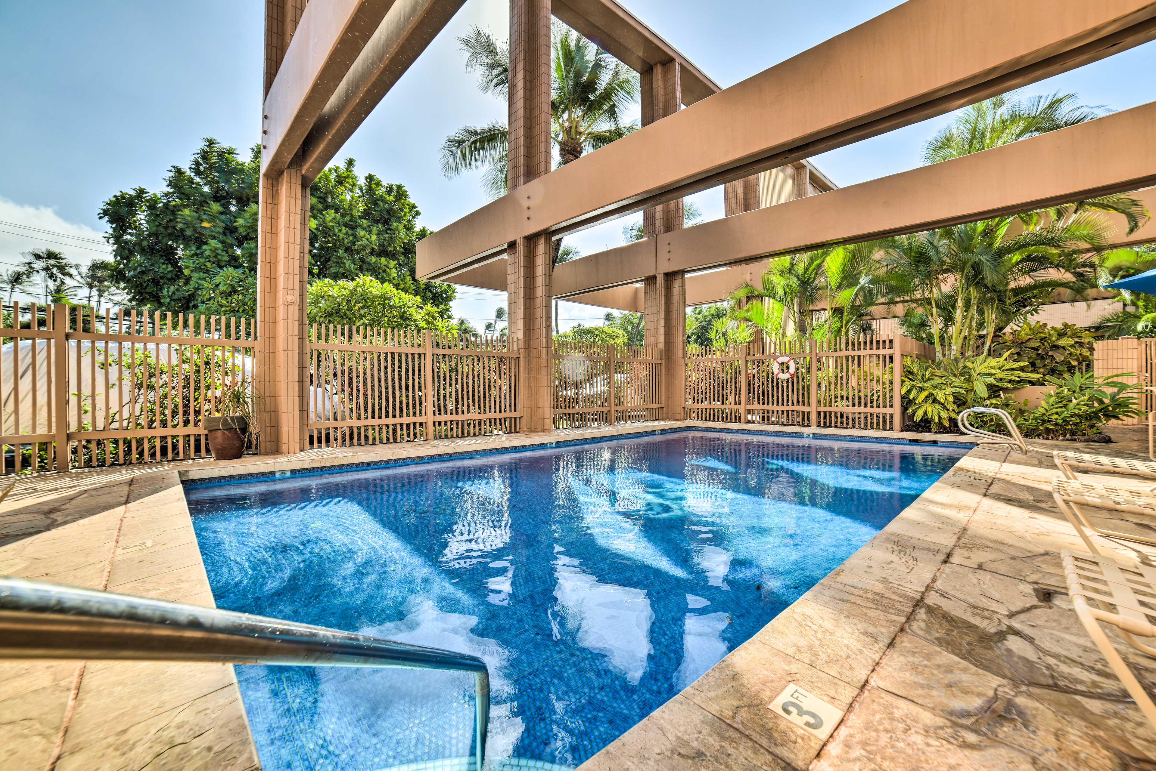 Community Amenities | Outdoor Pool | Gas Grills | Picnic Area