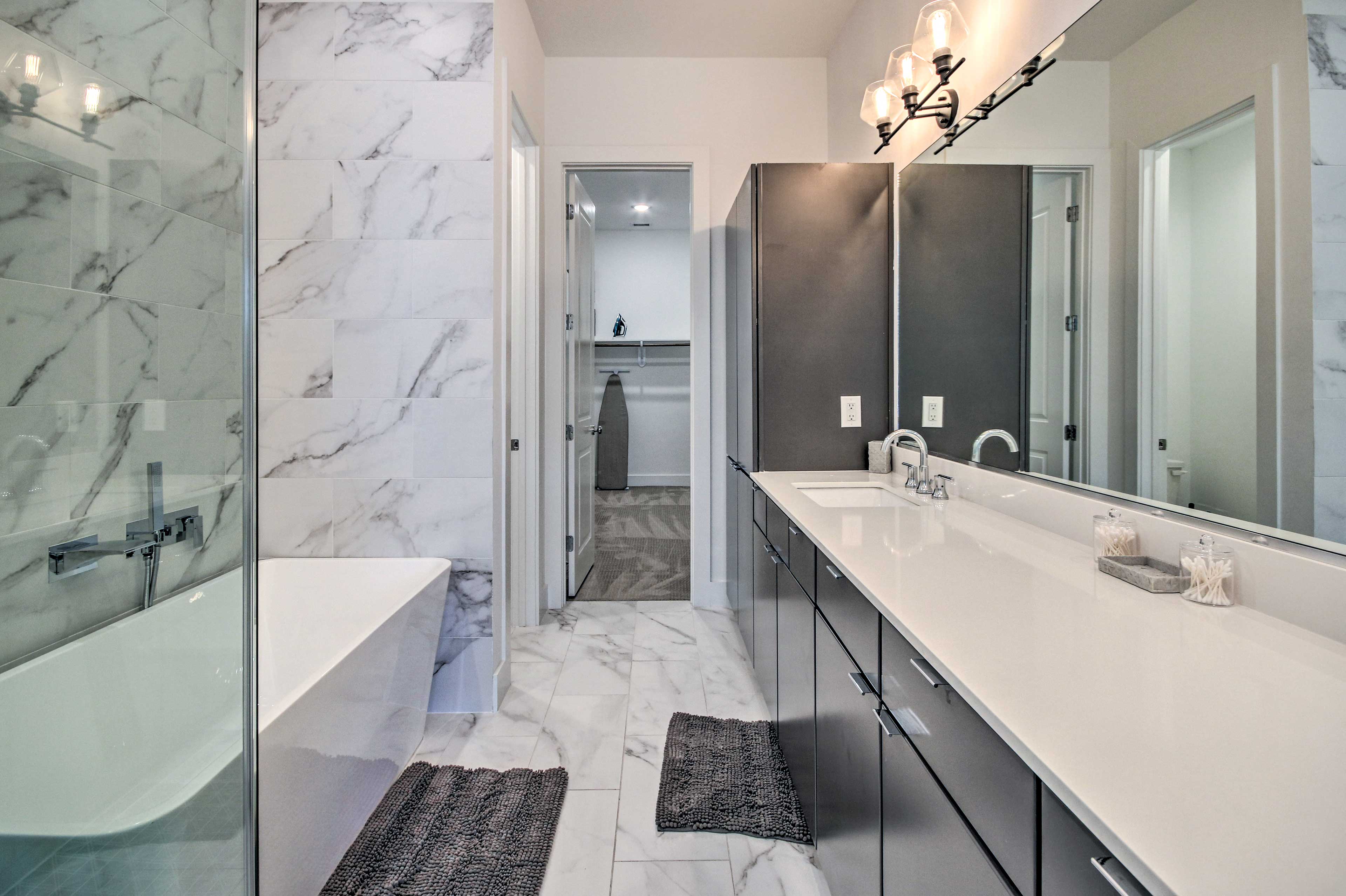 En-Suite Bathroom | Complimentary Toiletries | Hair Dryer | Walk-In Closet