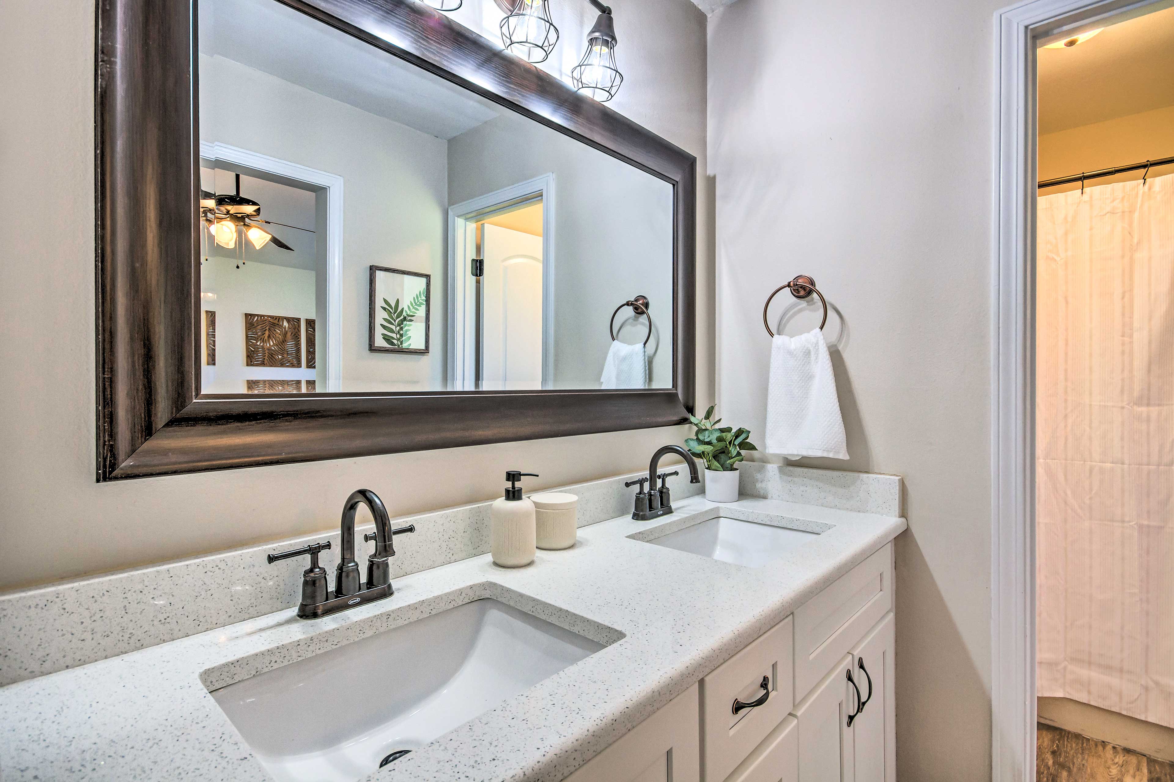 En-Suite Bathroom | Towels Provided | Complimentary Toiletries