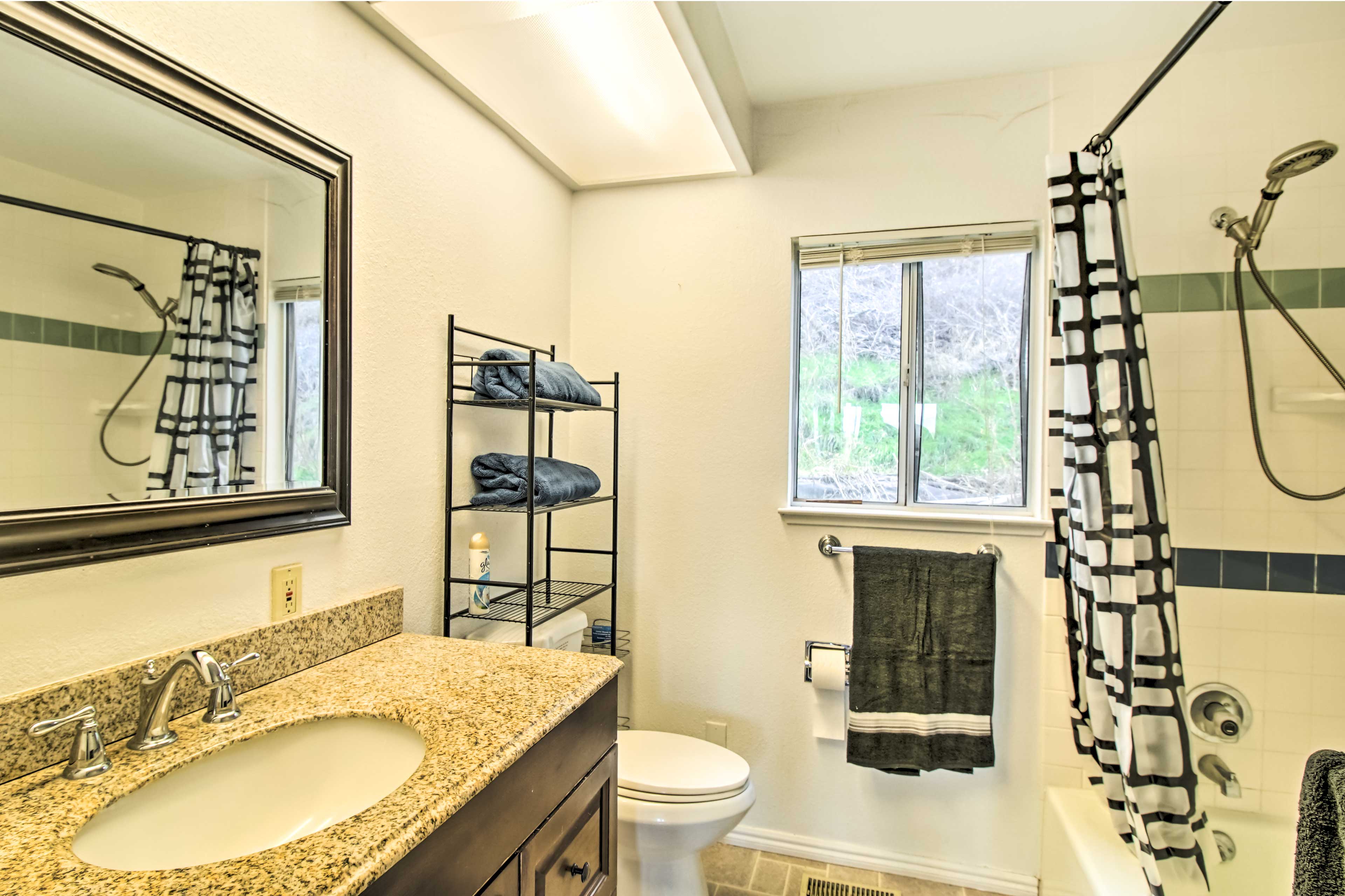 Full Bathroom | Complimentary Toiletries | Towels Provided