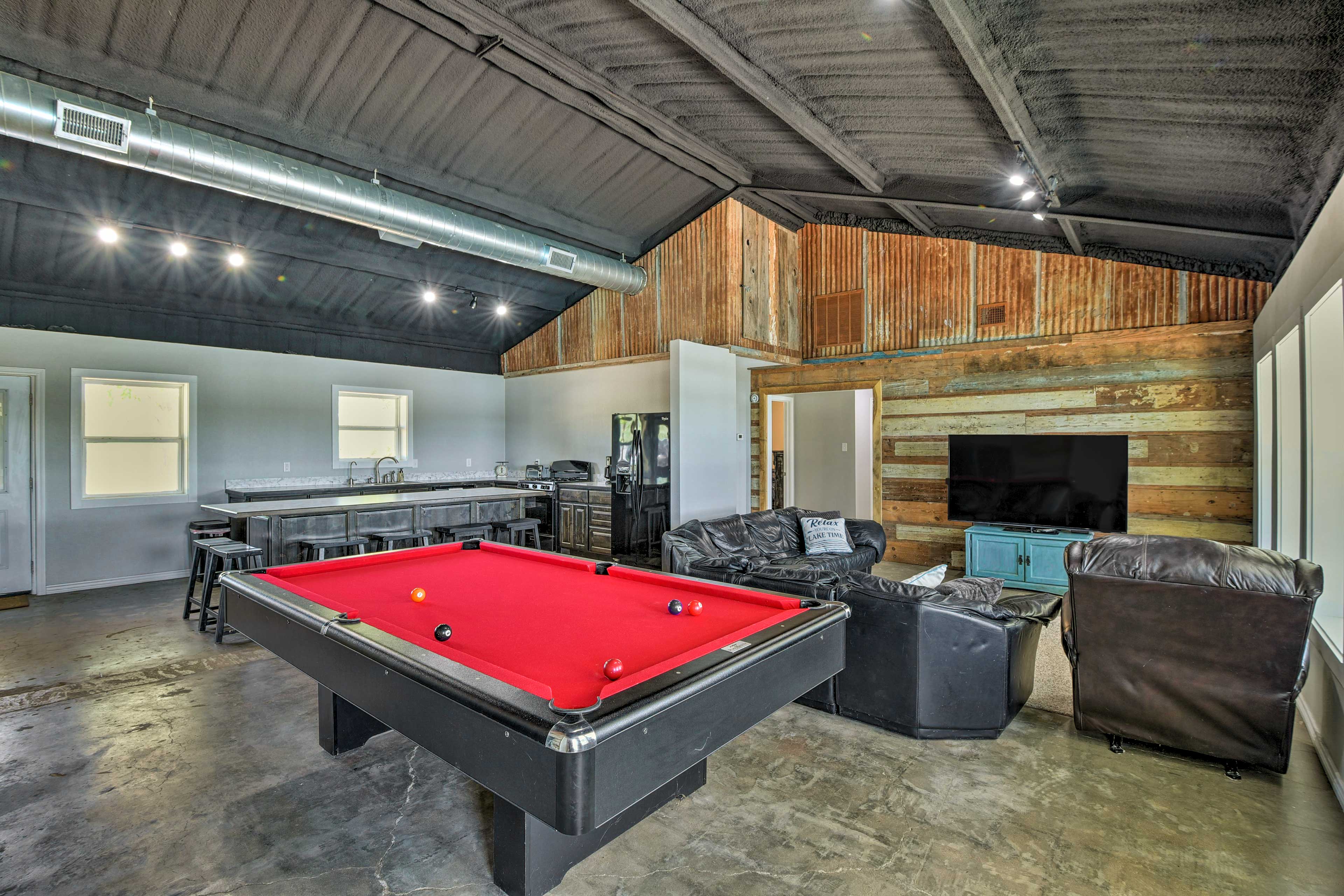 Living Room | Kitchen | Pool Table | Free WiFi