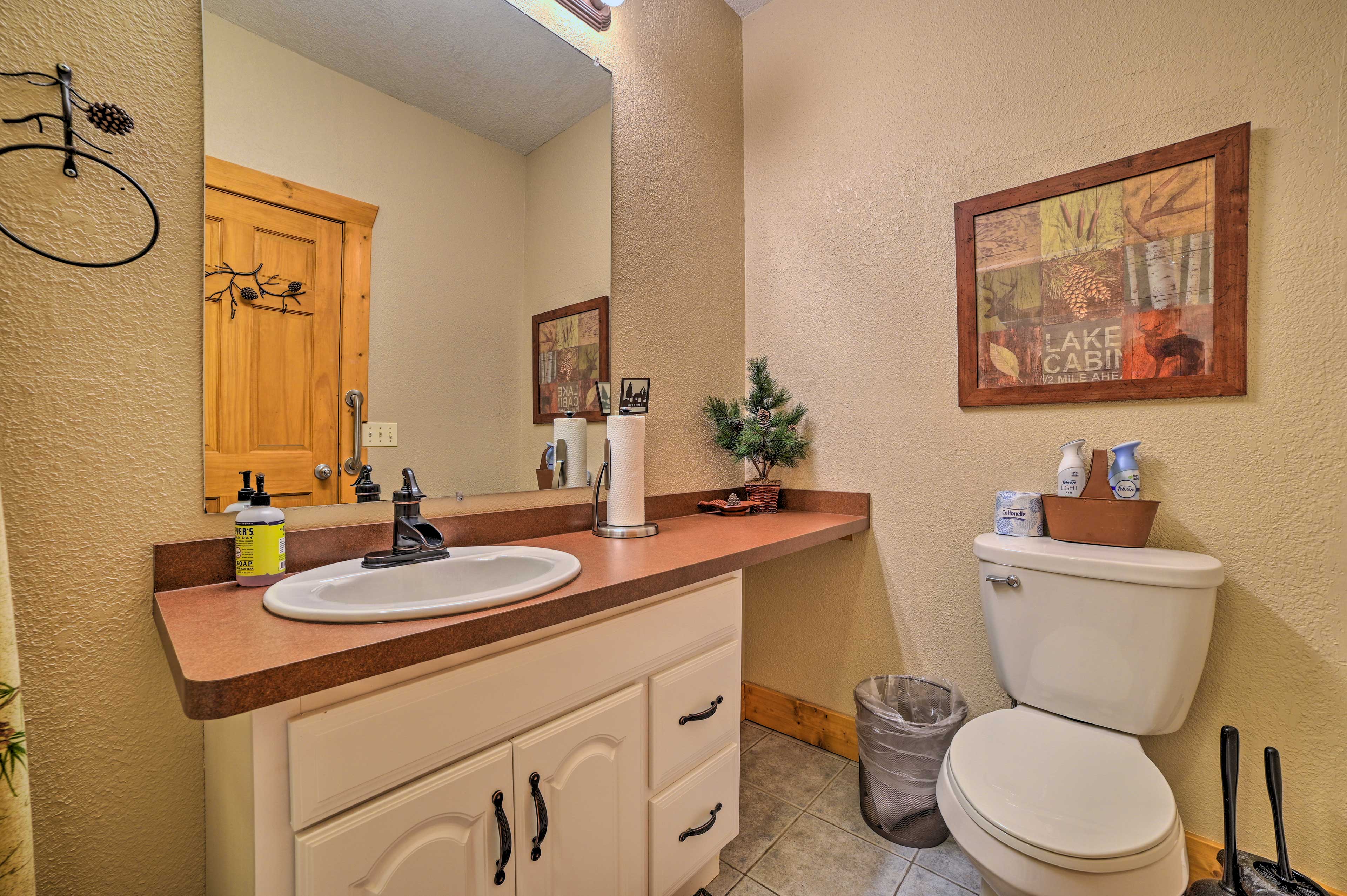 Full Bathroom | Complimentary Toiletries | 1st Floor