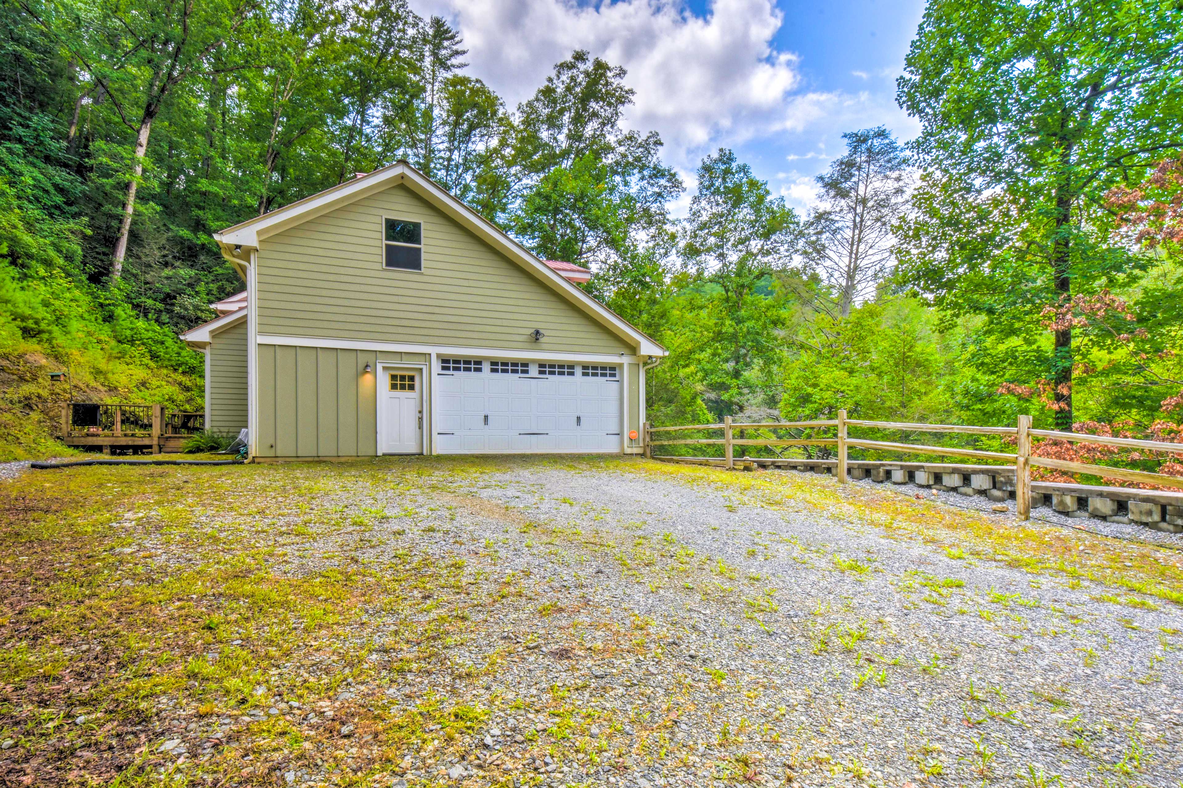 Parking | Garage (2 Vehicles) | Driveway (8 Vehicles) | RV/Trailer Parking