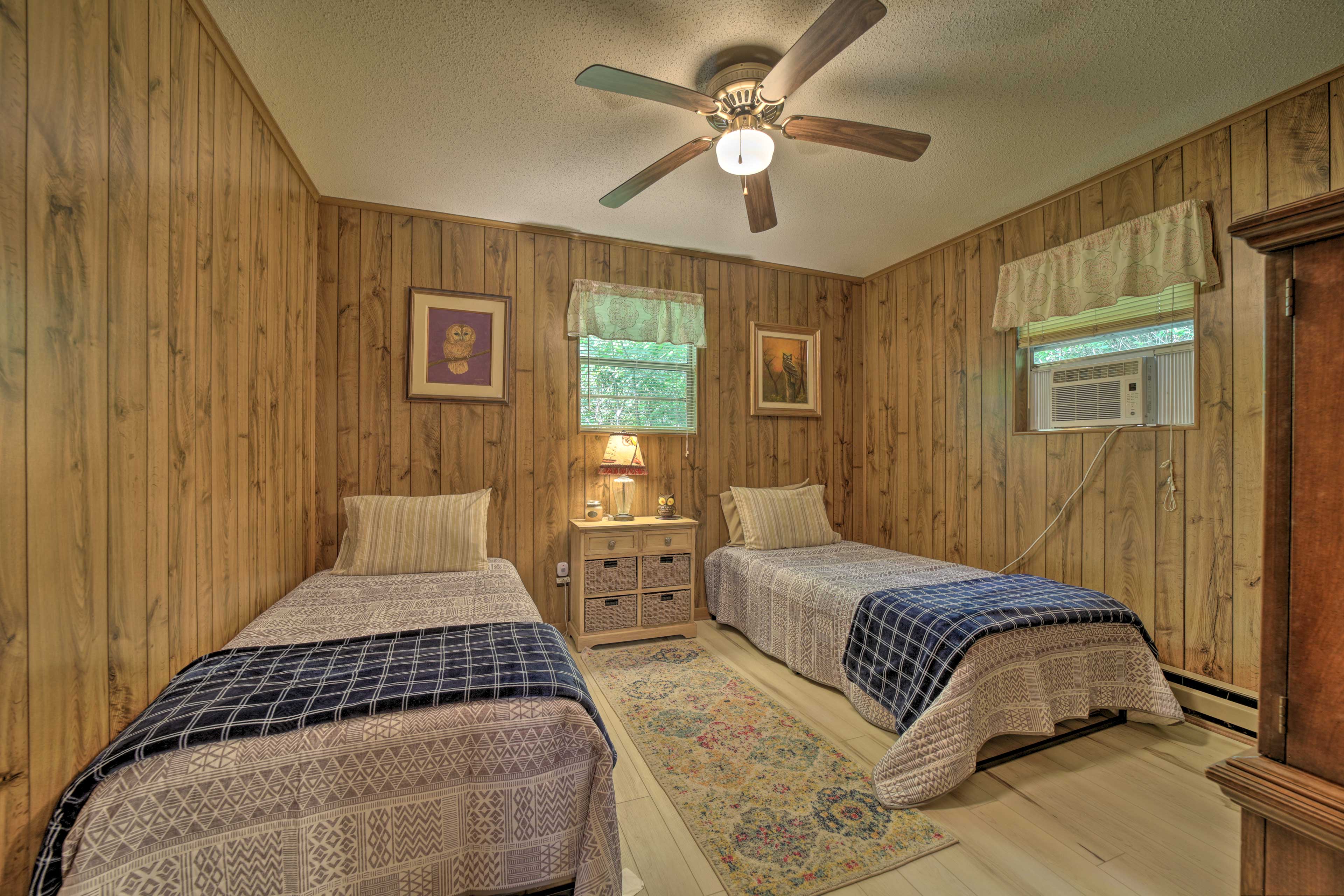 Bedroom 2 | 2 Twin Beds | Ceiling Fans