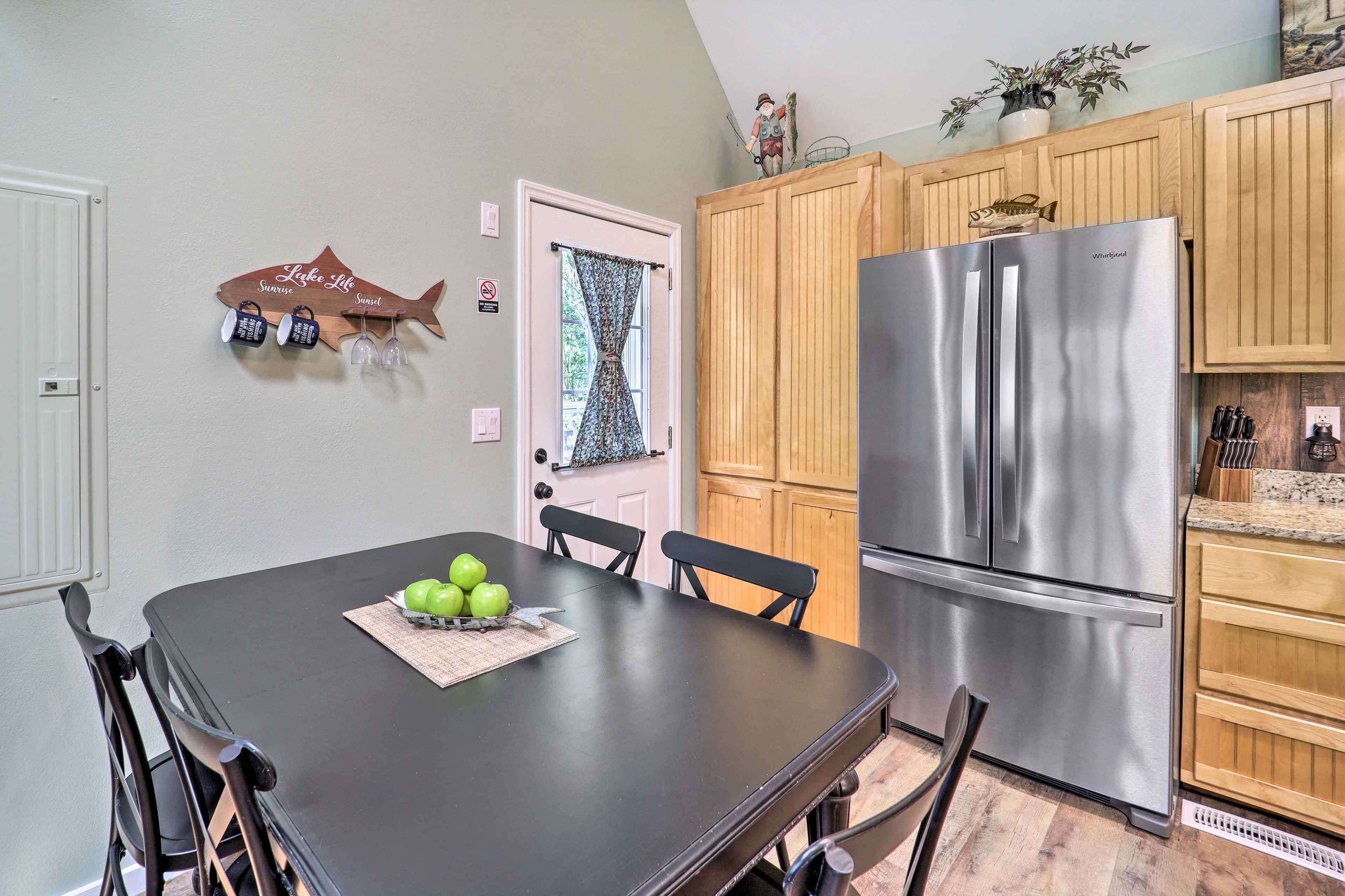 Dining Area | Dishware & Flatware Provided