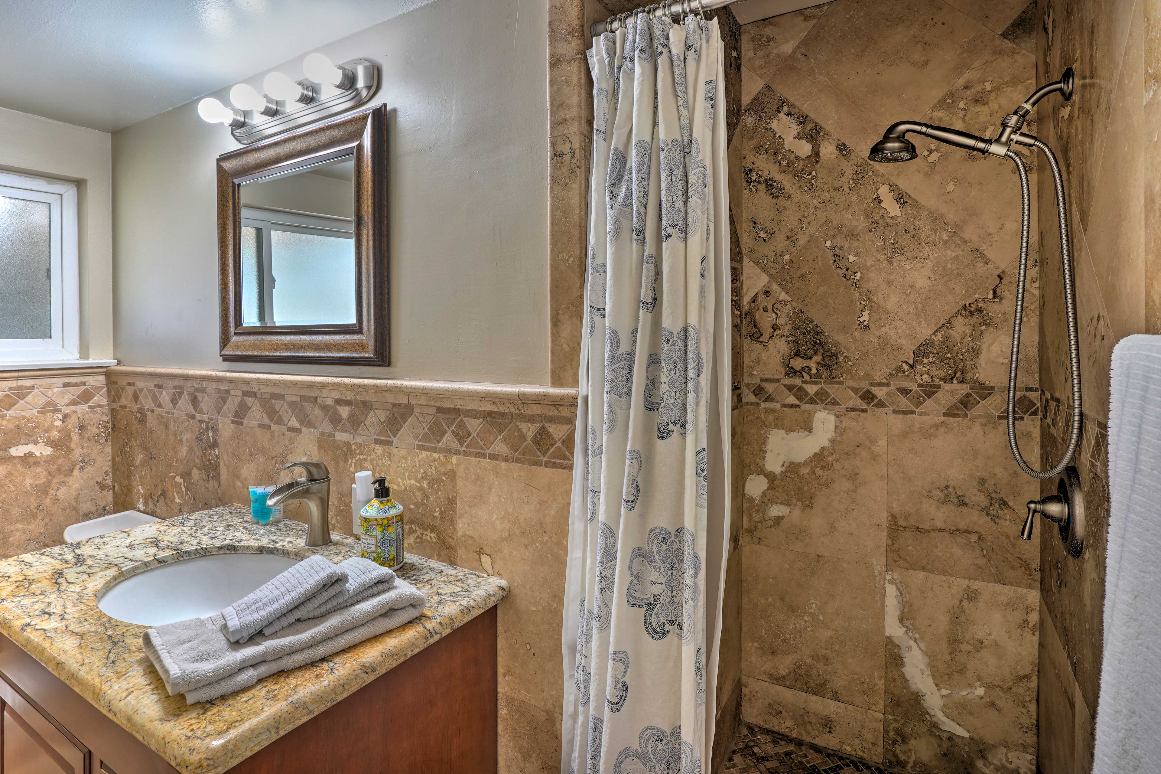 En-Suite Bathroom | Linens & Towels | Complimentary Toiletries | Hair Dryer